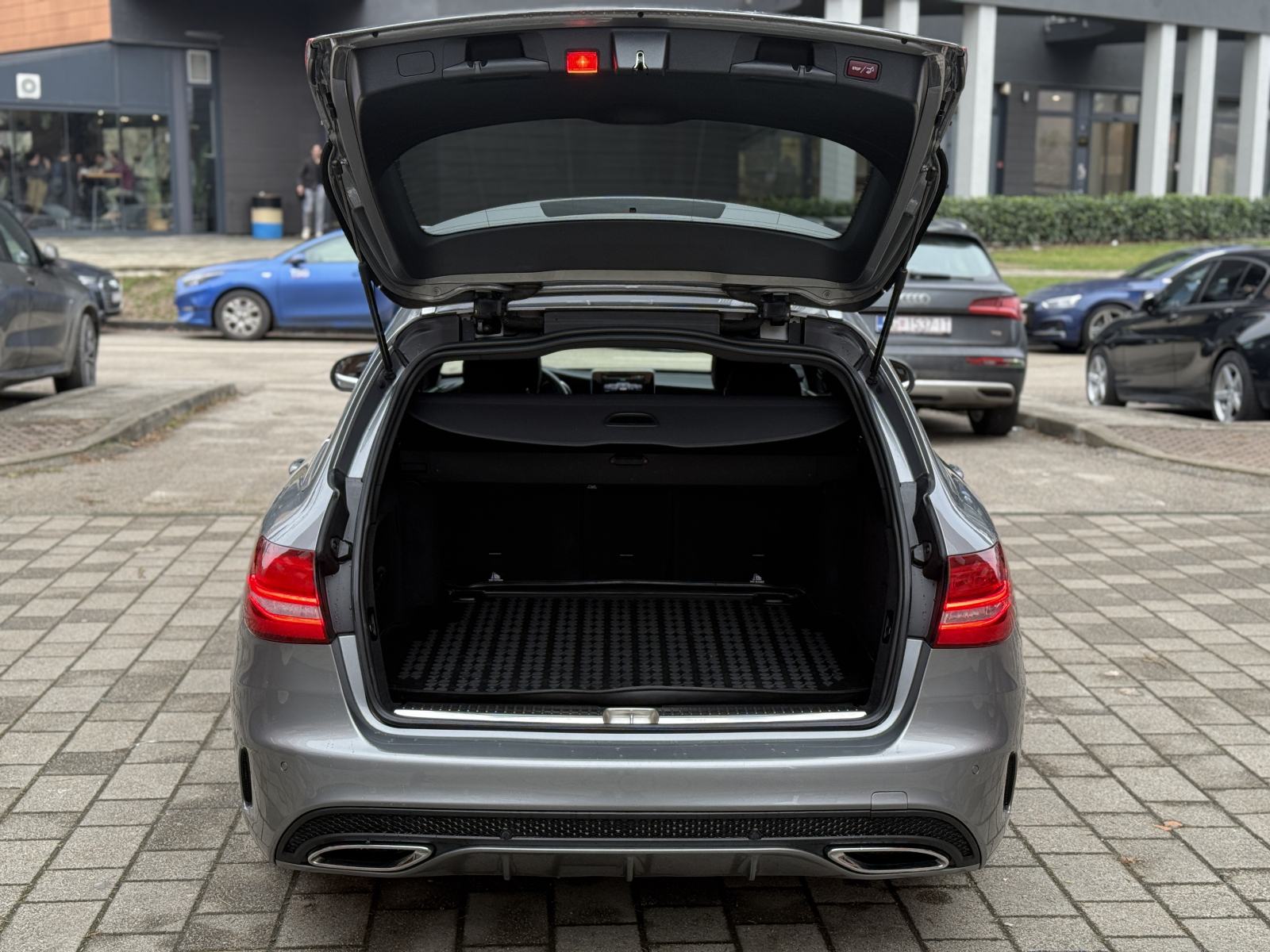 Mercedes C 300 h AMG / REG 1. god / CRNO NEBO / NAVI / AMG FELGE /, fotografija 9