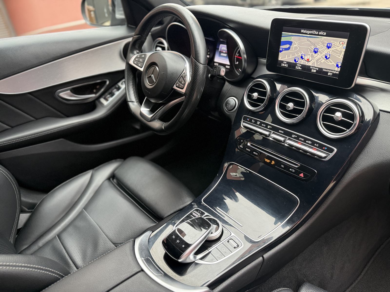 Mercedes C 300 h AMG / REG 1. god / CRNO NEBO / NAVI / AMG FELGE /, fotografija 15