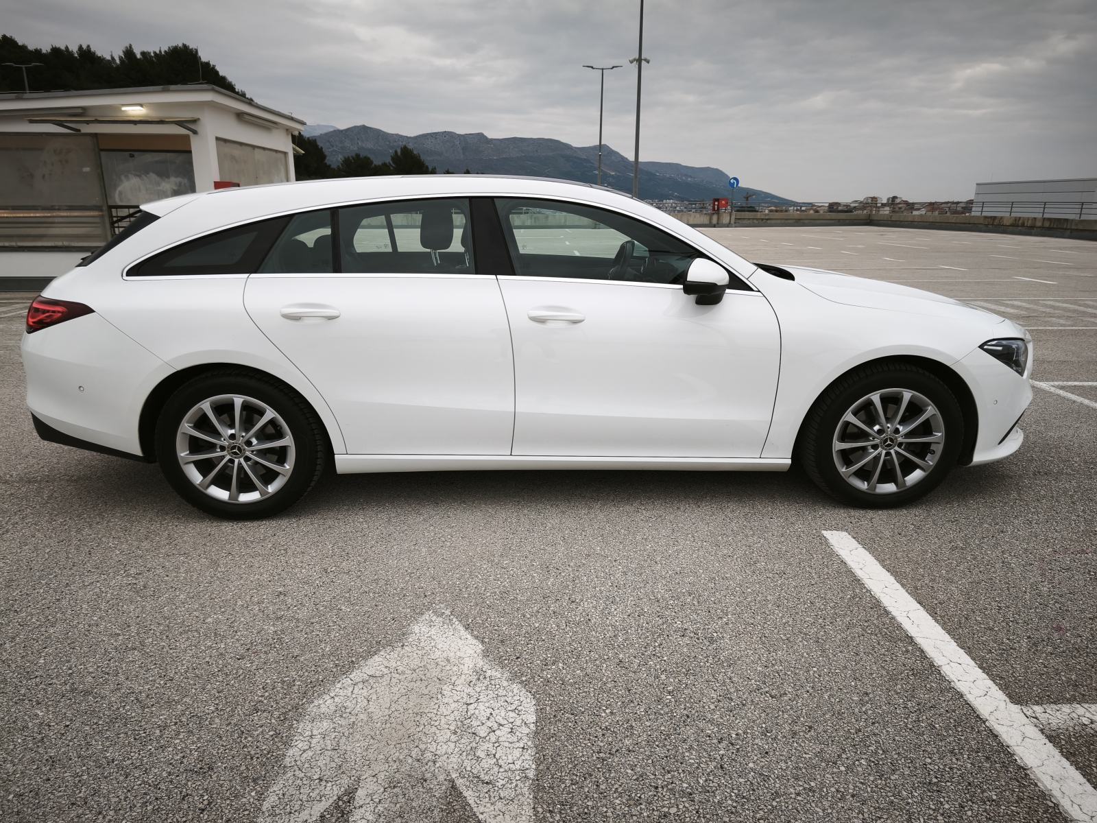 Mercedes-Benz CLA 180 d SB, 360°kamera, automatik, panorama krov, fotografija 3
