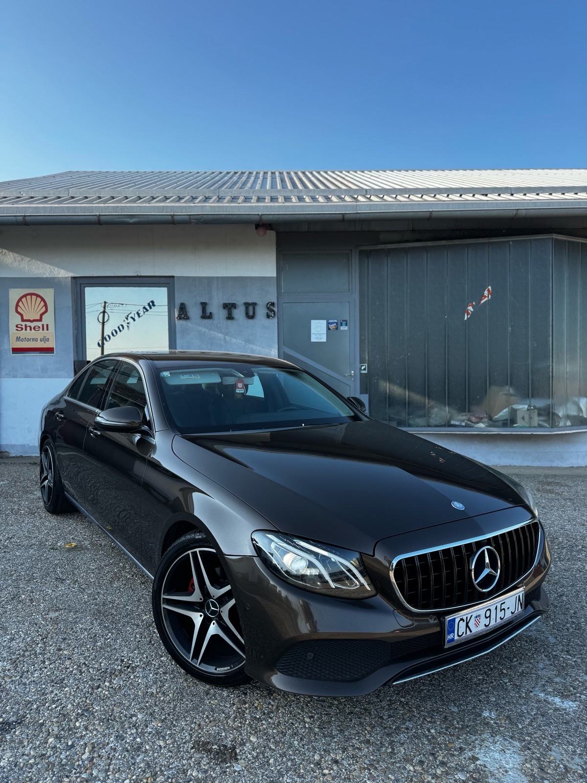 Mercedes-Benz E 200d, 9G-Tronick,63 AMG Look,HR auto,Servisna MB, pogled izvana - slika 1
