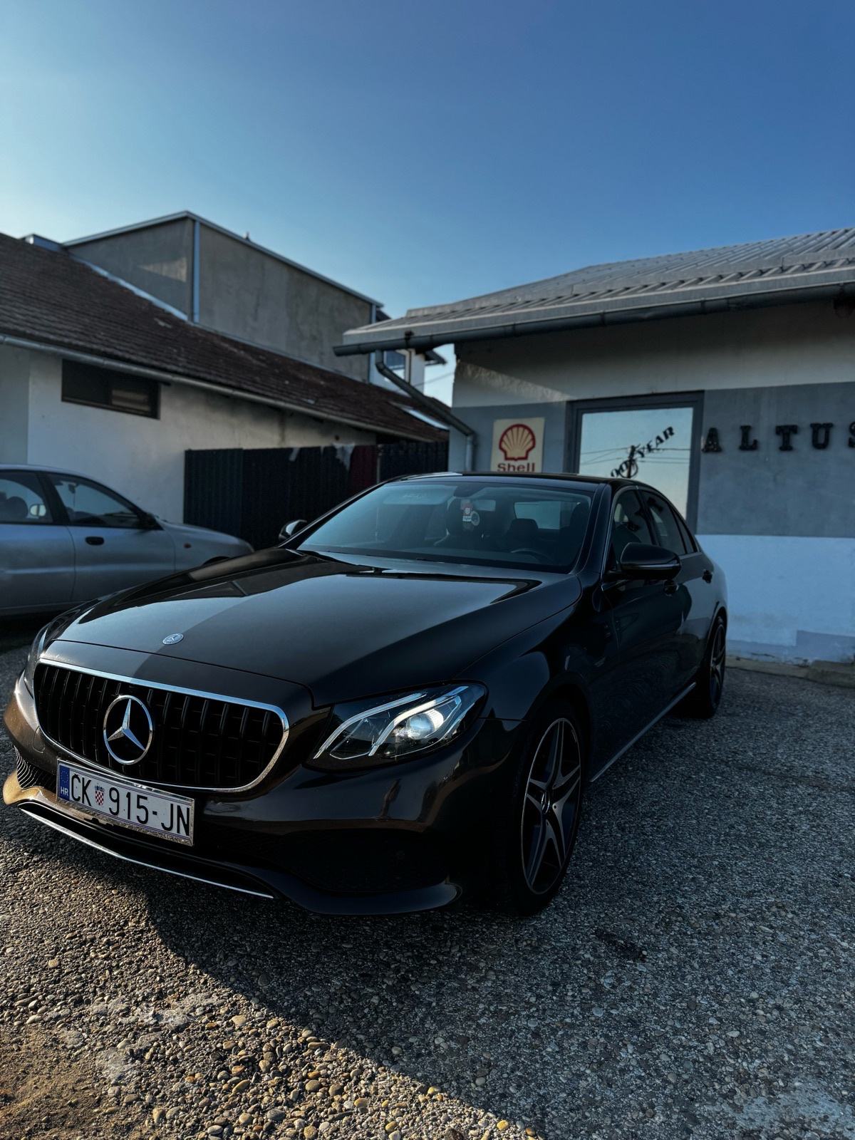 Mercedes-Benz E 200d, 9G-Tronick,63 AMG Look,HR auto,Servisna MB, pogled izvana - slika 2