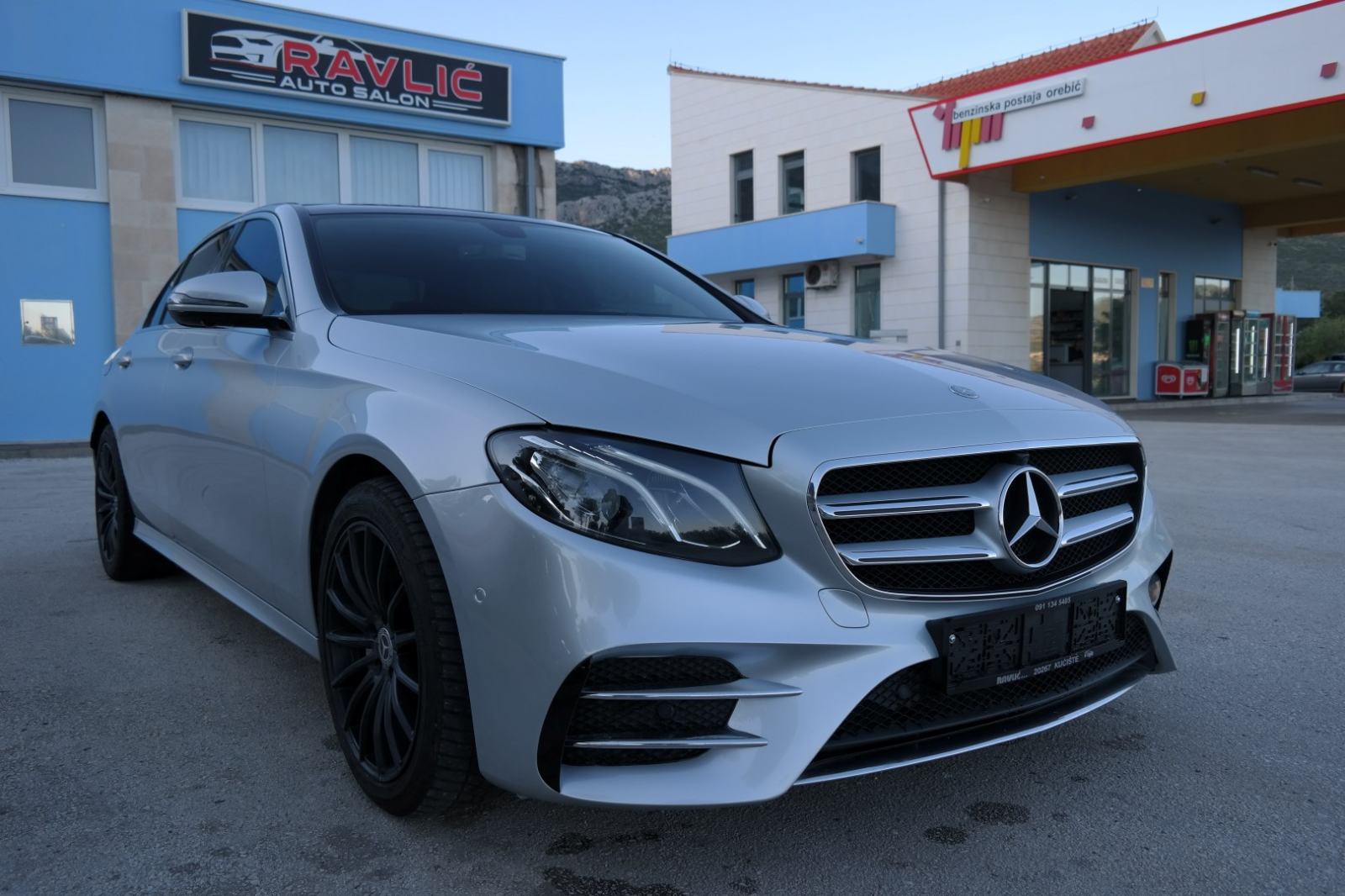 Mercedes-Benz E-220 AMG ksenon,360 kamera,koža,navigacija,nove gume, fotografija 1