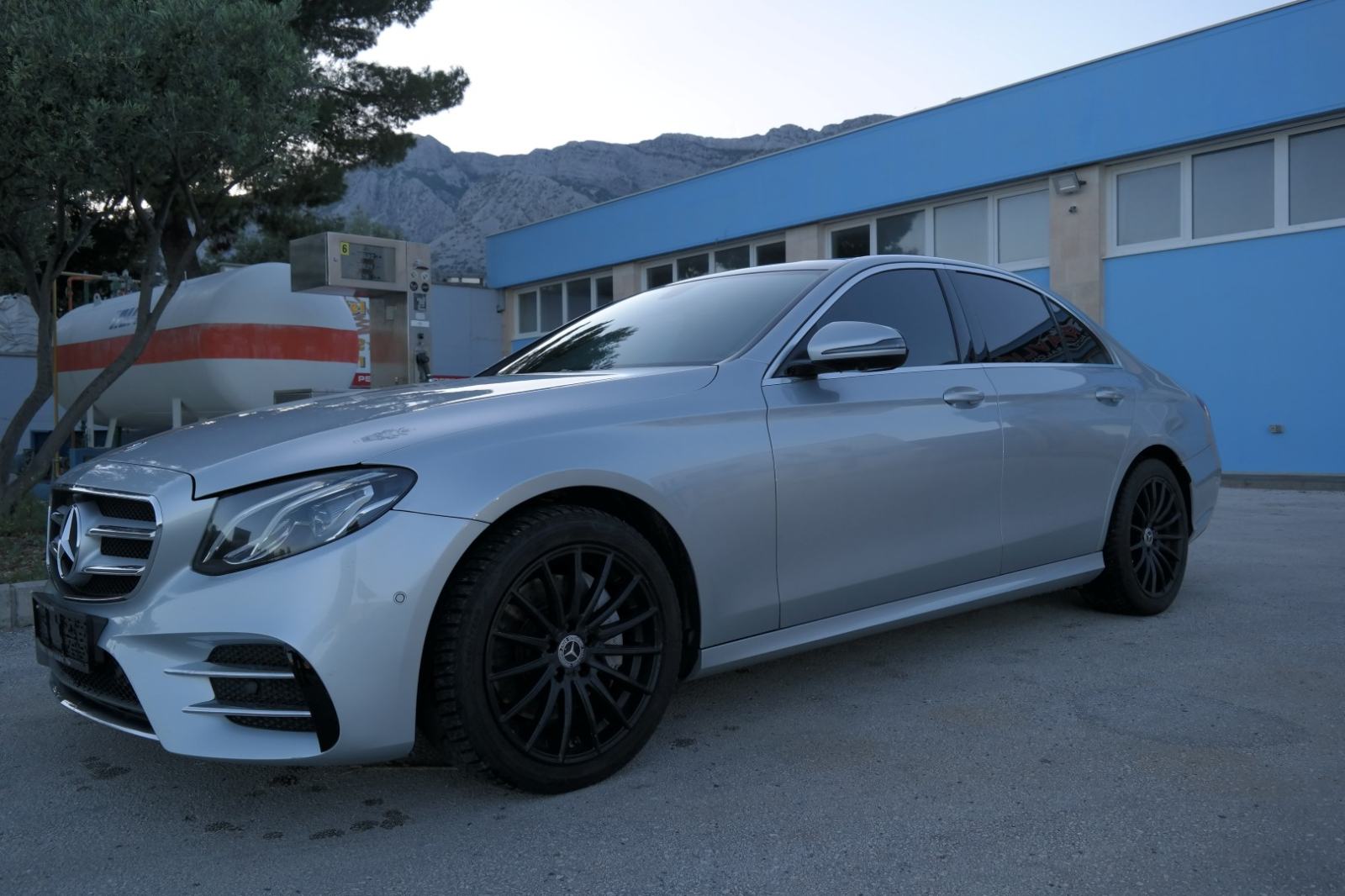 Mercedes-Benz E-220 AMG ksenon,360 kamera,koža,navigacija,nove gume, fotografija 4