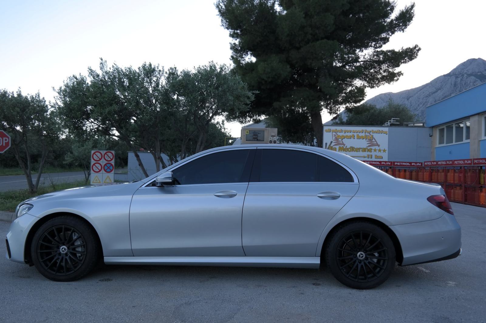 Mercedes-Benz E-220 AMG ksenon,360 kamera,koža,navigacija,nove gume, fotografija 5