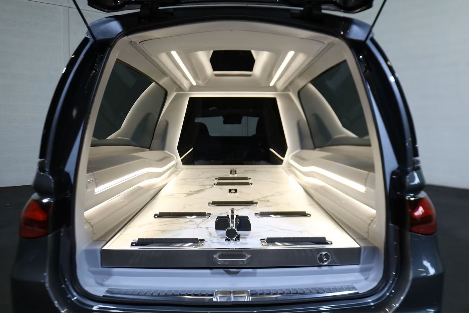 Mercedes-Benz E 220D POGREBNO VOZILO, fotografija 13