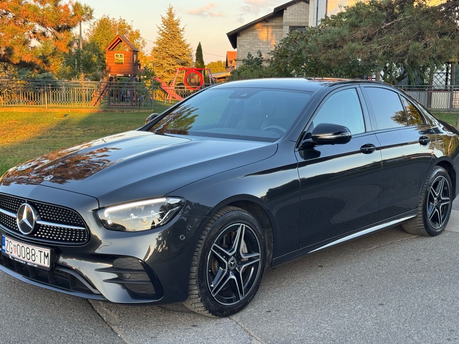 MERCEDES BENZ E-300de , AMG -PAKET , 46000 KM , TOP STANJE KAO NOV, fotografija 4