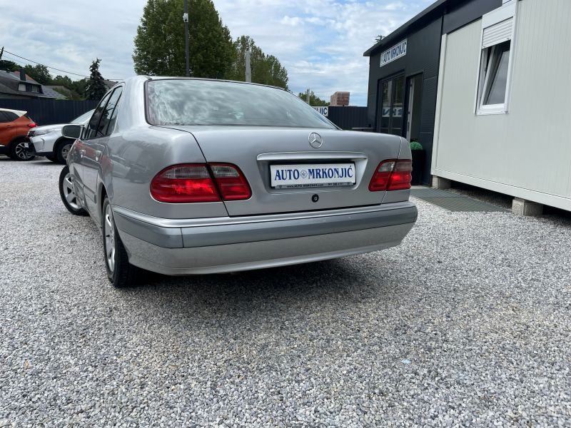 Mercedes-Benz E-klasa 200 CDI * SERVISNA * 1.VLASNIK * REG DO 10/2026, fotografija 18