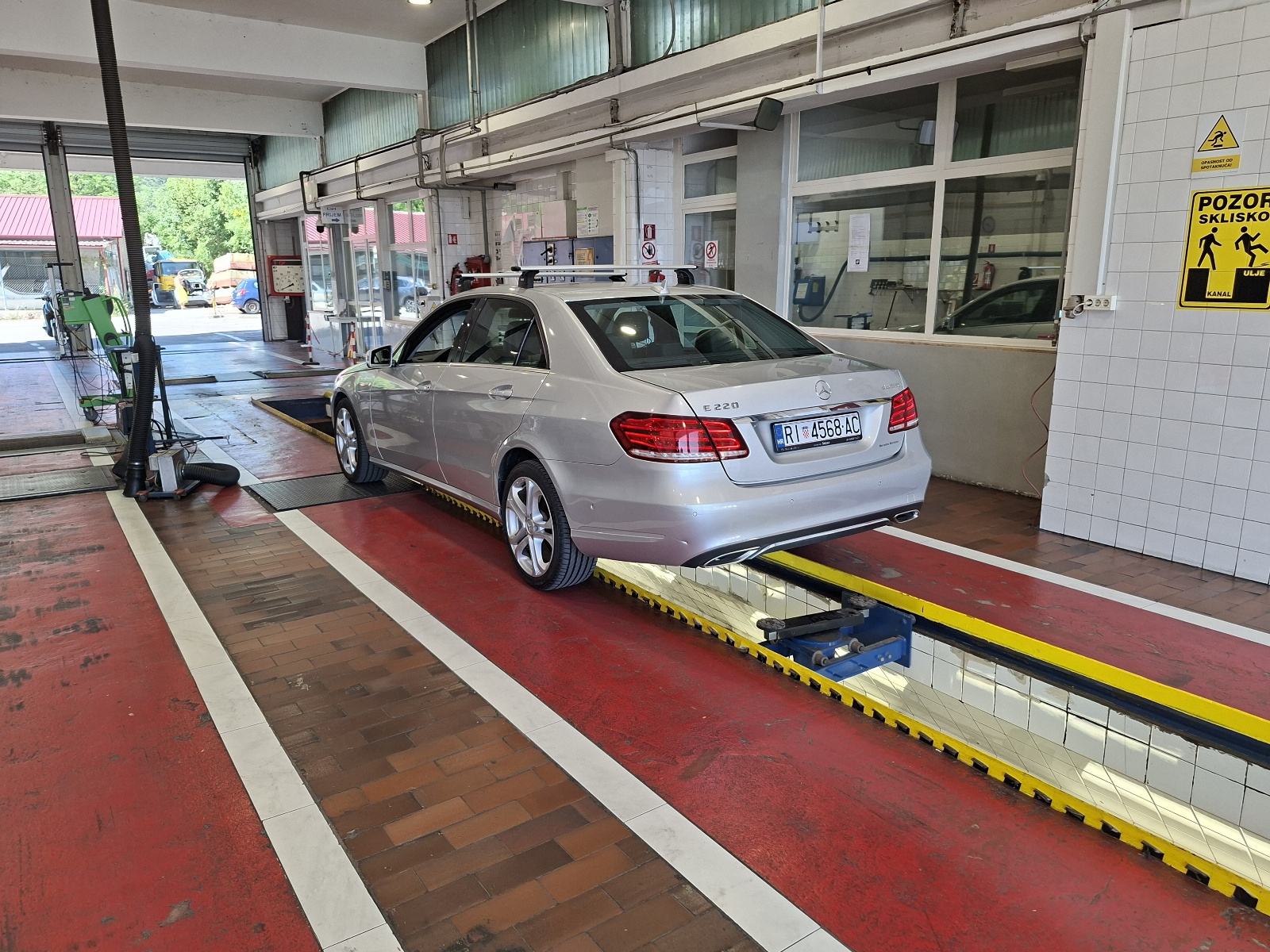 Mercedes-Benz E-klasa 220 BLUETECH mog. zamjena, fotografija 4