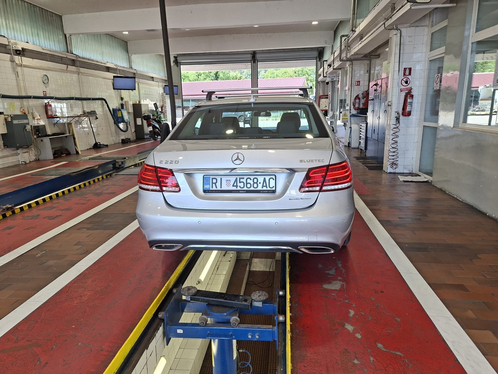 Mercedes-Benz E-klasa 220 BLUETECH mog. zamjena, fotografija 5