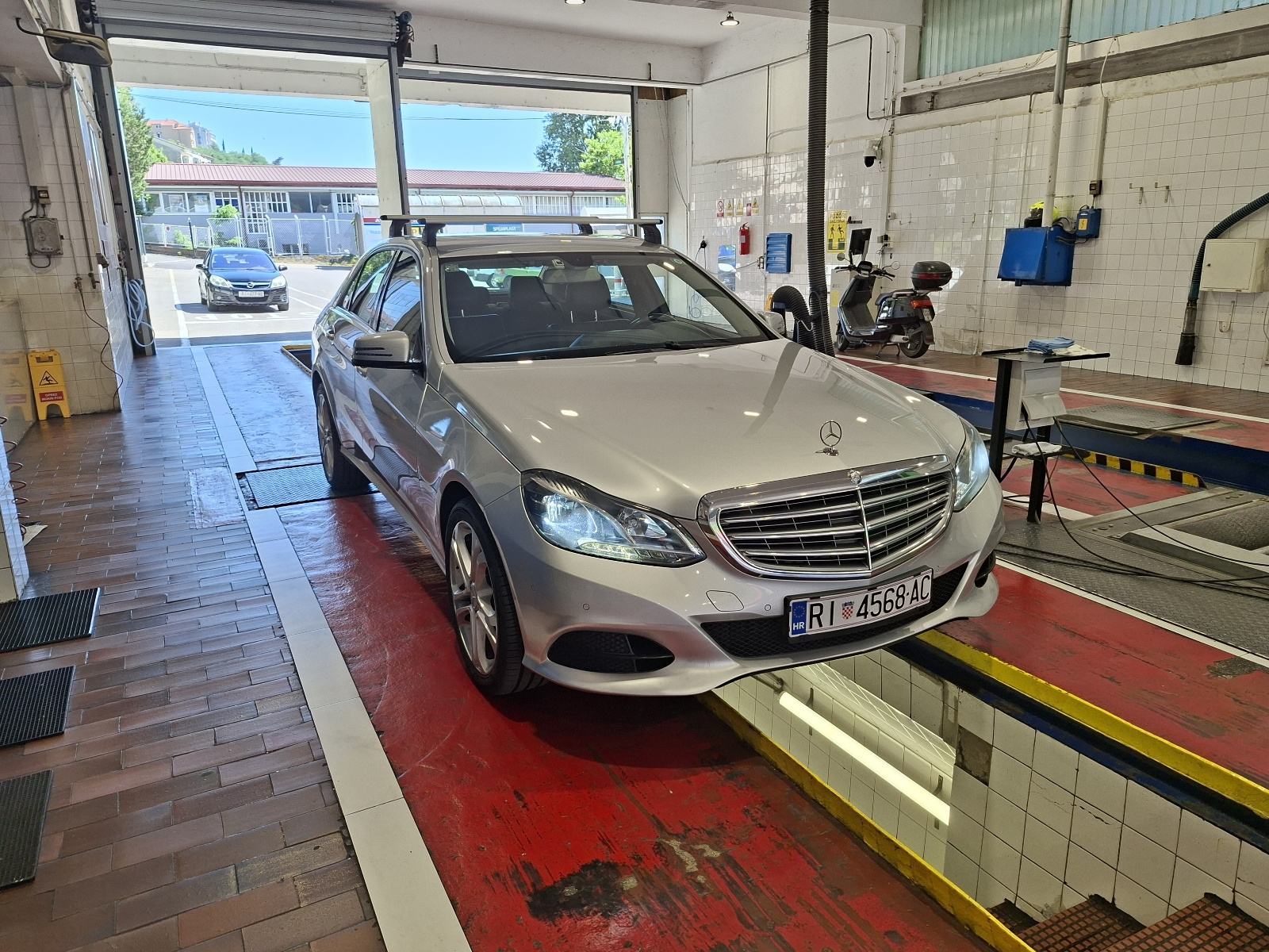 Mercedes-Benz E-klasa 220 BLUETECH mog. zamjena, fotografija 3