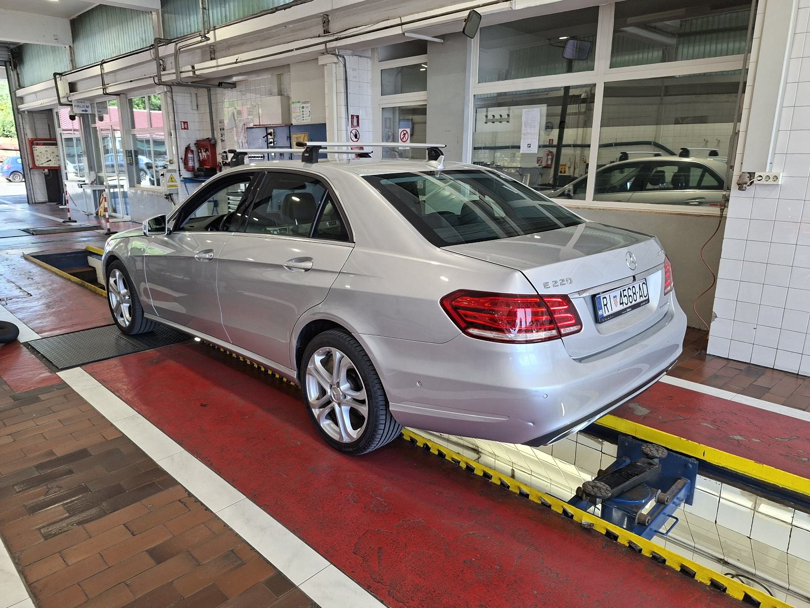 Mercedes-Benz E-klasa 220 BLUETECH mog. zamjena, fotografija 6