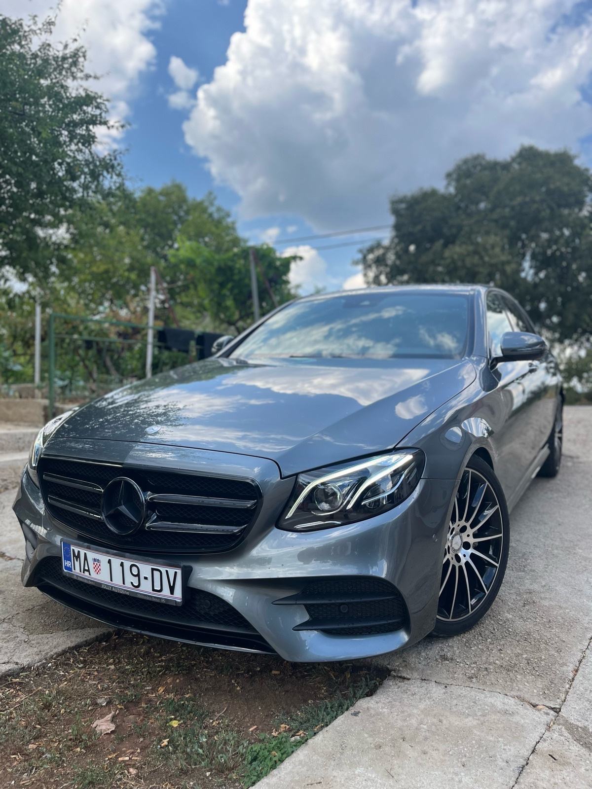 Mercedes-Benz E-klasa 220D AMG, Full LED Virtual F1 Ambient, pogled izvana - slika 2