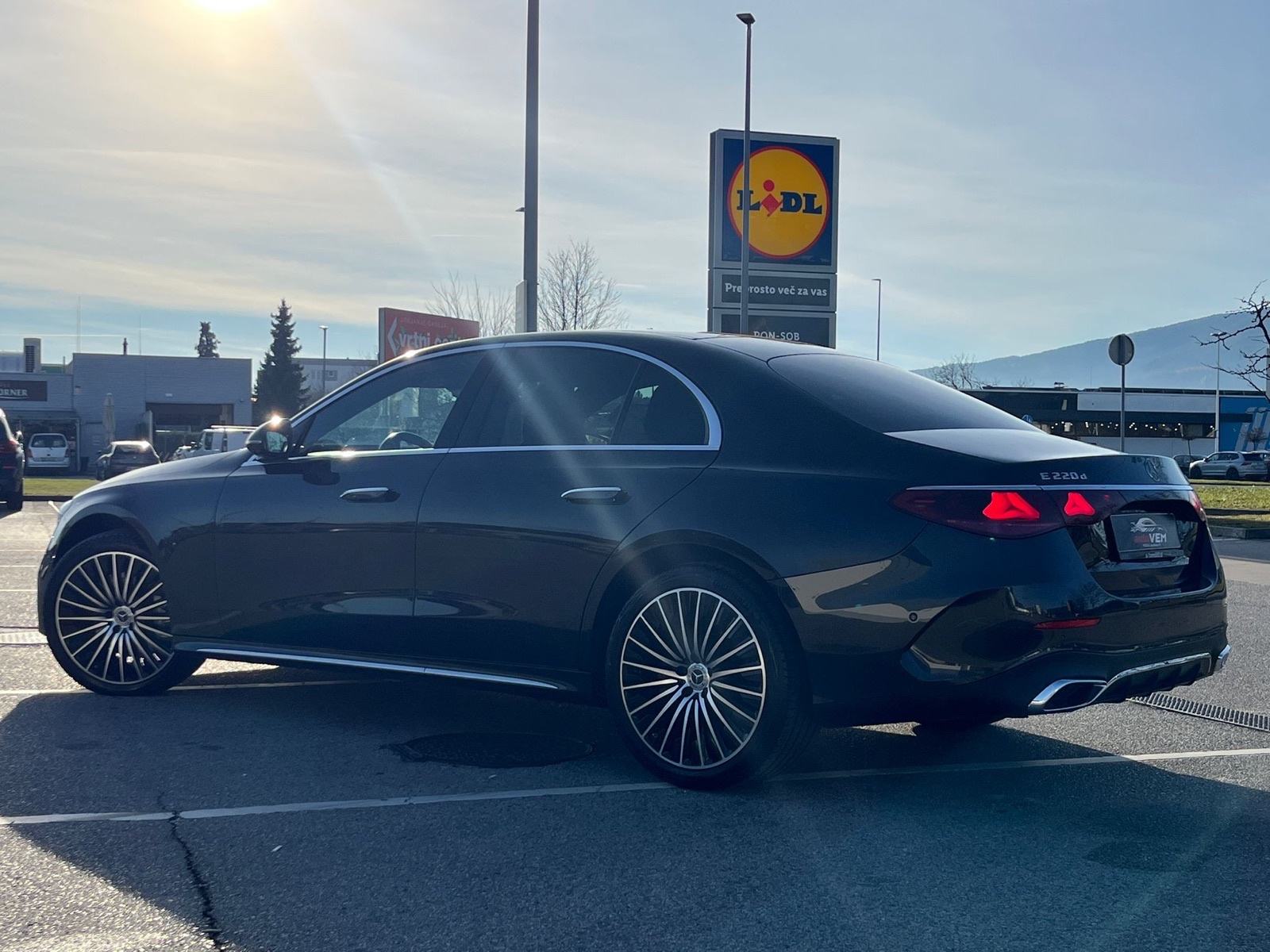 Mercedes-Benz E-klasa 220 d 4MATIC AMG -ZRAČNI-SUPERSCREEN-360” KAMERA, fotografija 4