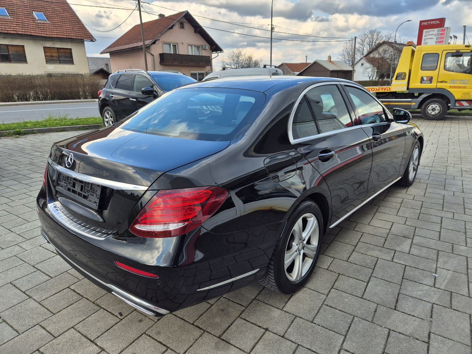 Mercedes-Benz E-klasa 220 D AMG, automatik, fotografija 4