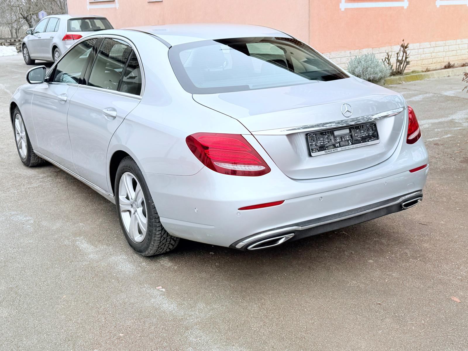 Mercedes-Benz E-klasa 220, fotografija 3