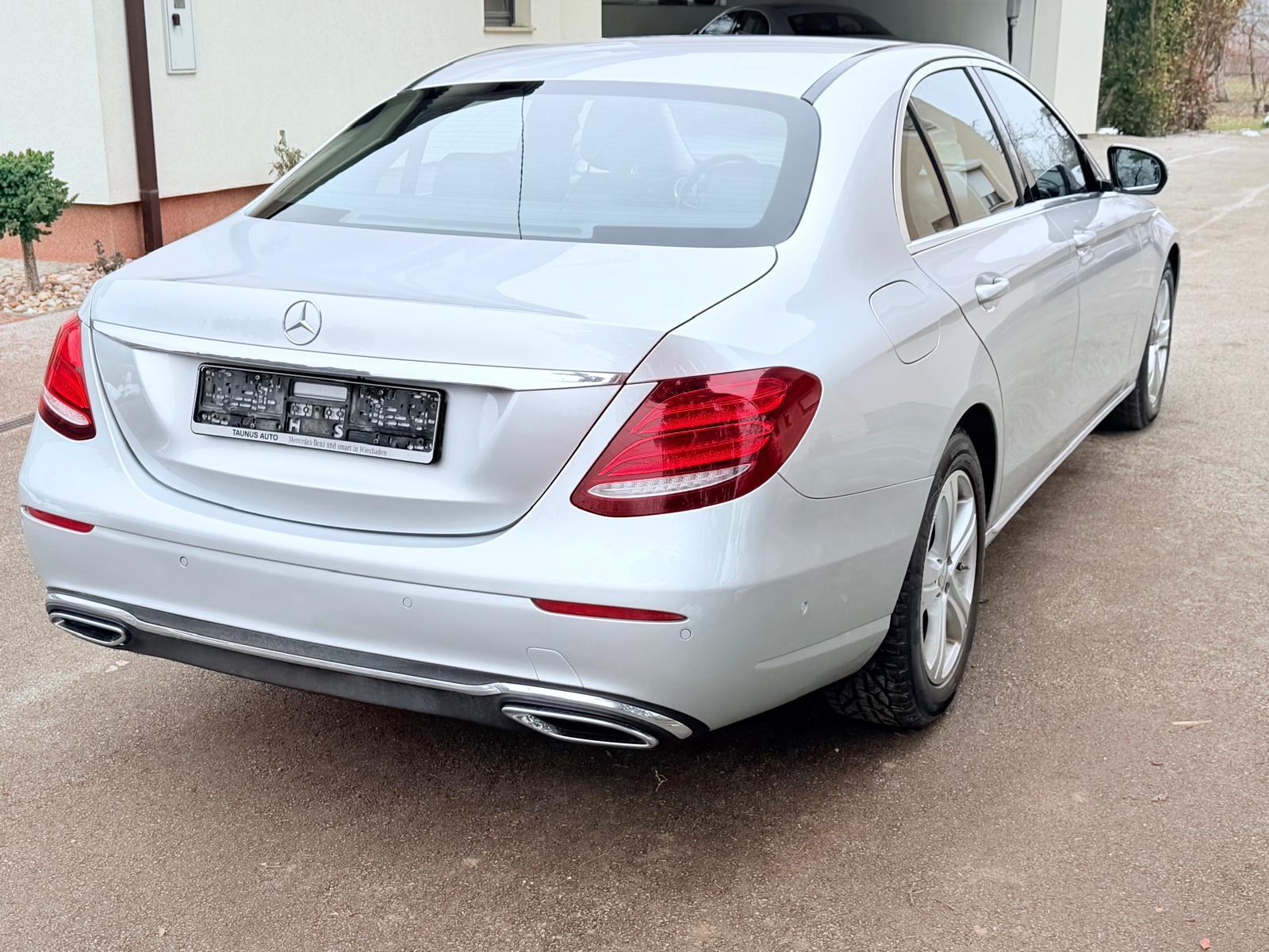 Mercedes-Benz E-klasa 220, fotografija 4