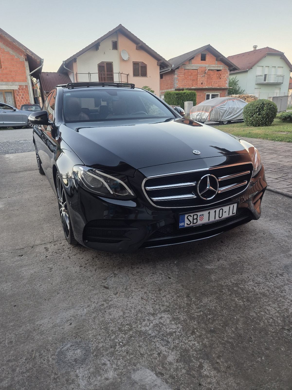 Mercedes-Benz E-klasa 220d*AMG*Night Paket*Panorama*ALU"20*U-pdv!, fotografija 5
