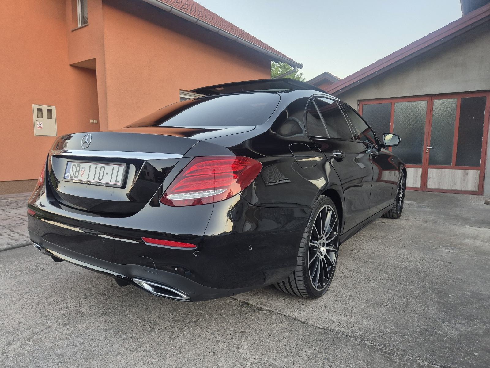 Mercedes-Benz E-klasa 220d*AMG*Night Paket*Panorama*ALU"20*U-pdv!, fotografija 7