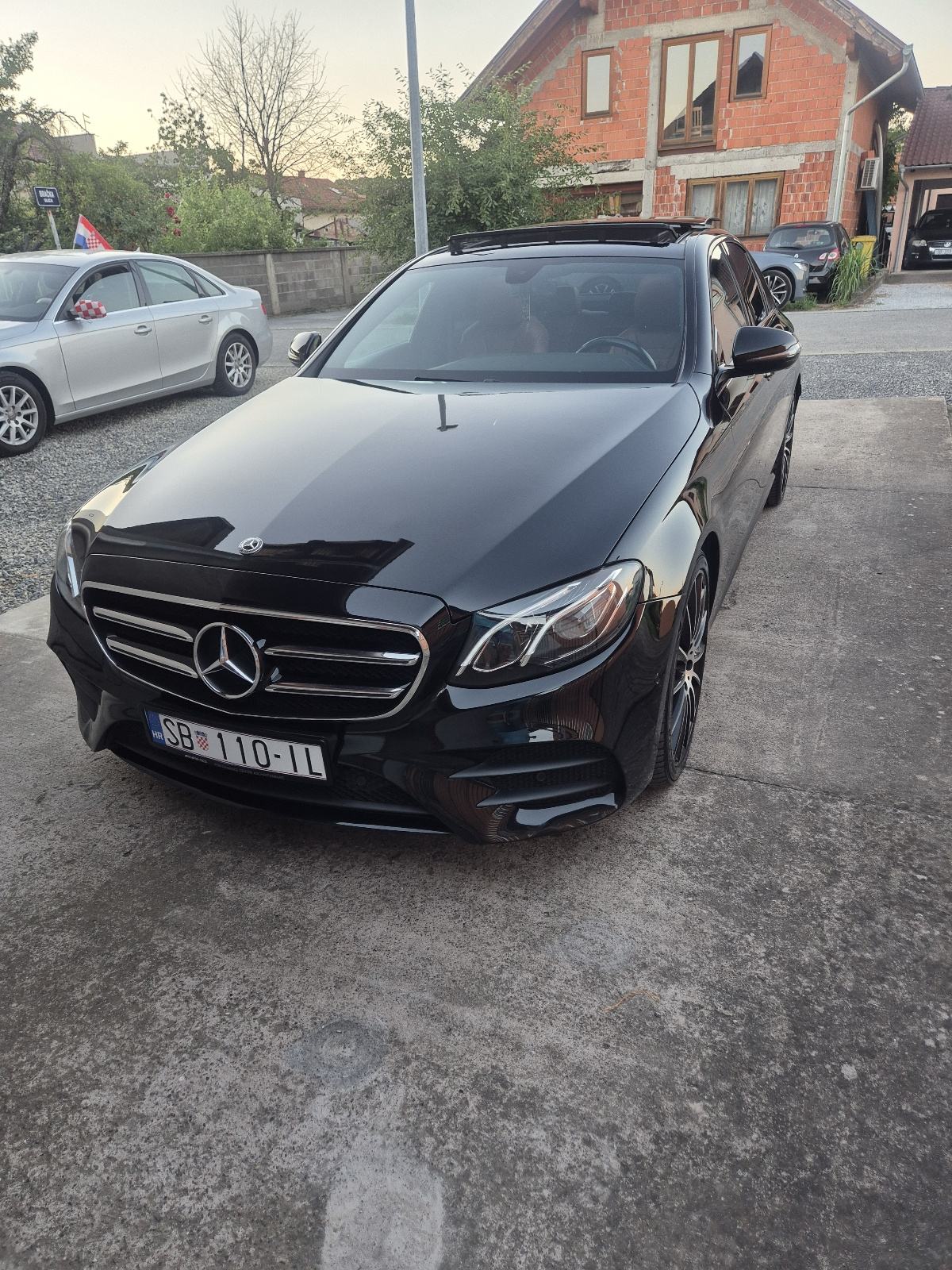 Mercedes-Benz E-klasa 220d*AMG*Night Paket*Panorama*ALU"20*U-pdv!, fotografija 3