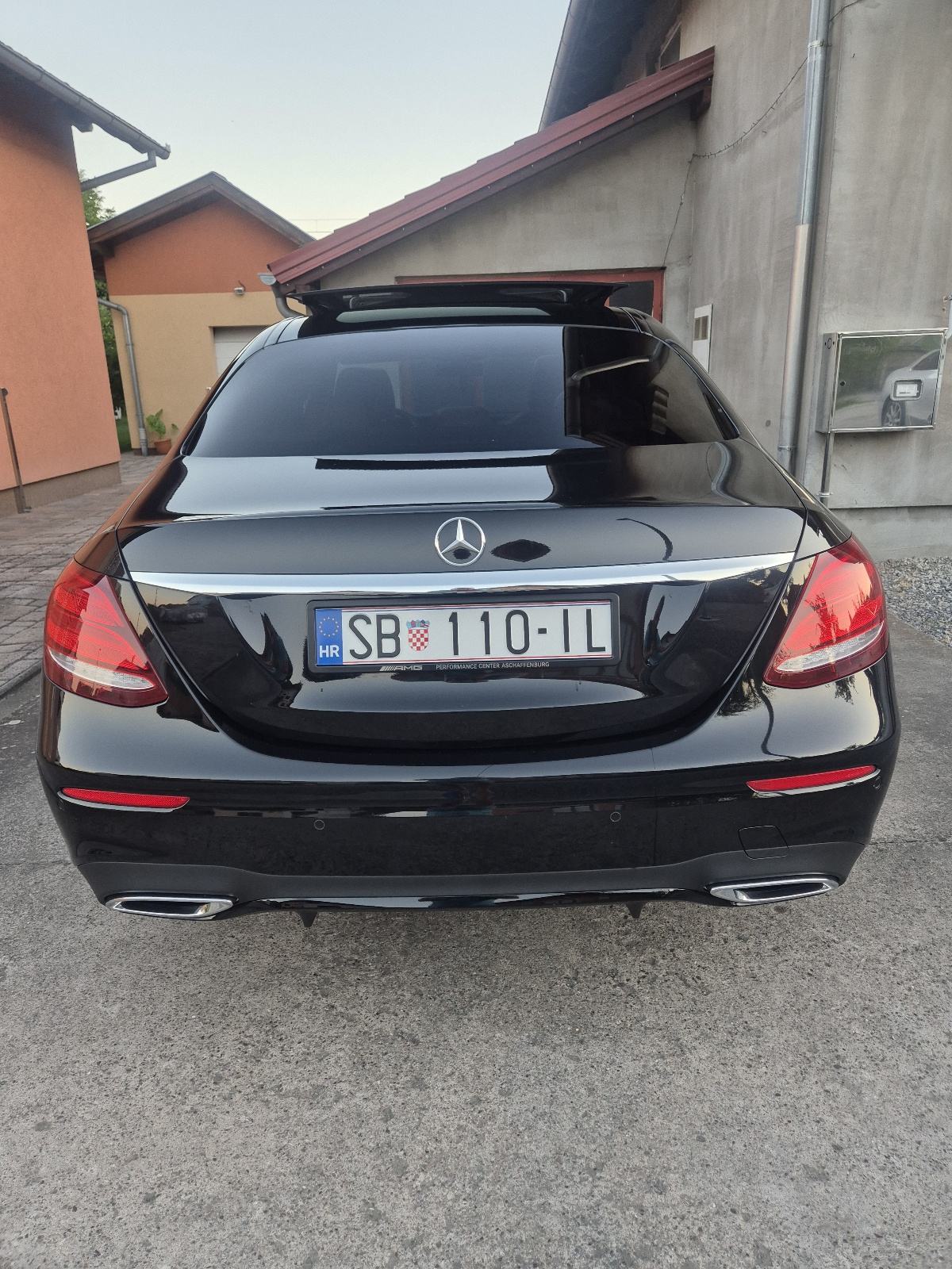 Mercedes-Benz E-klasa 220d*AMG*Night Paket*Panorama*ALU"20*U-pdv!, fotografija 9