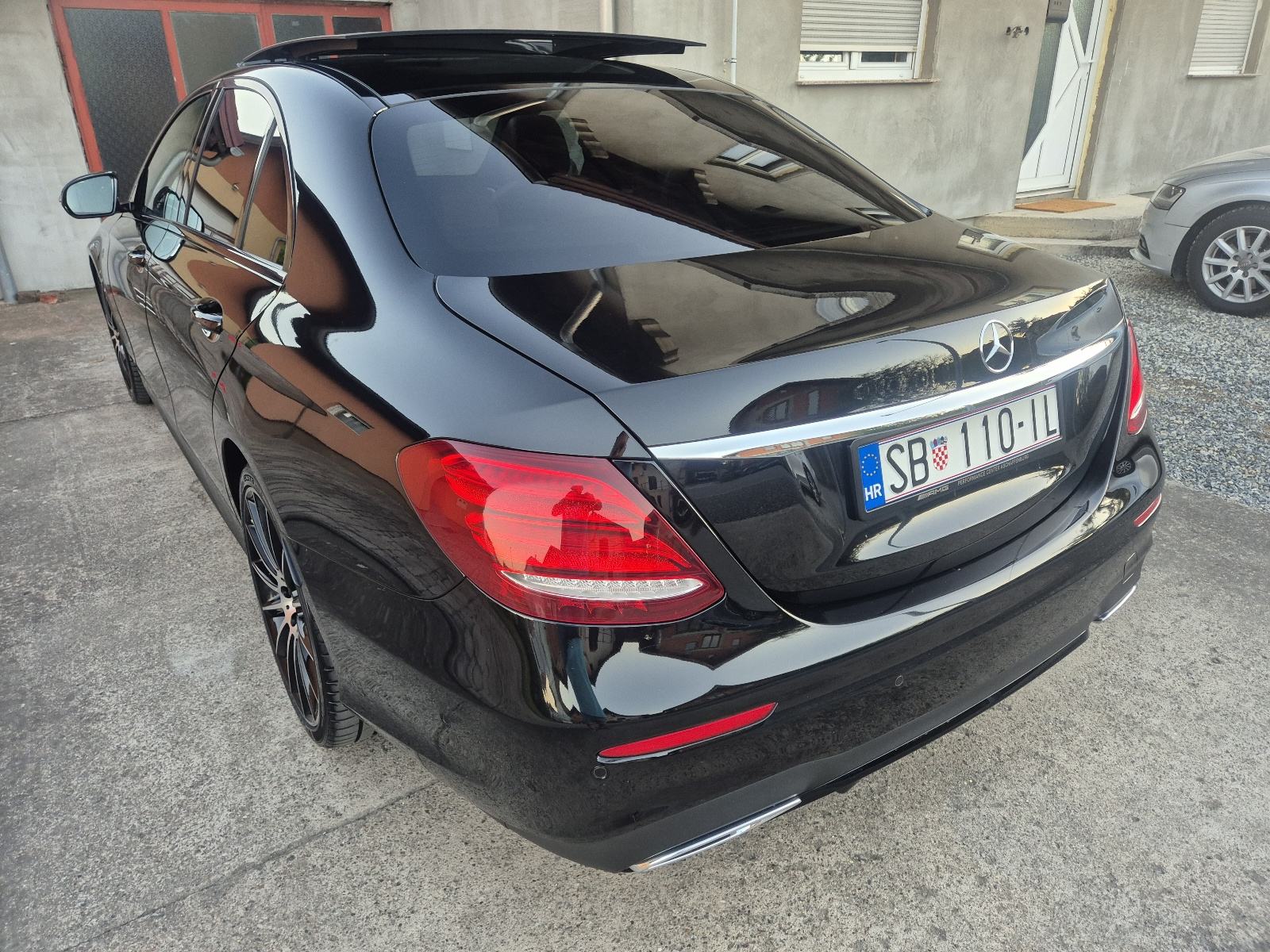 Mercedes-Benz E-klasa 220d*AMG*Night Paket*Panorama*ALU"20*U-pdv!, fotografija 10