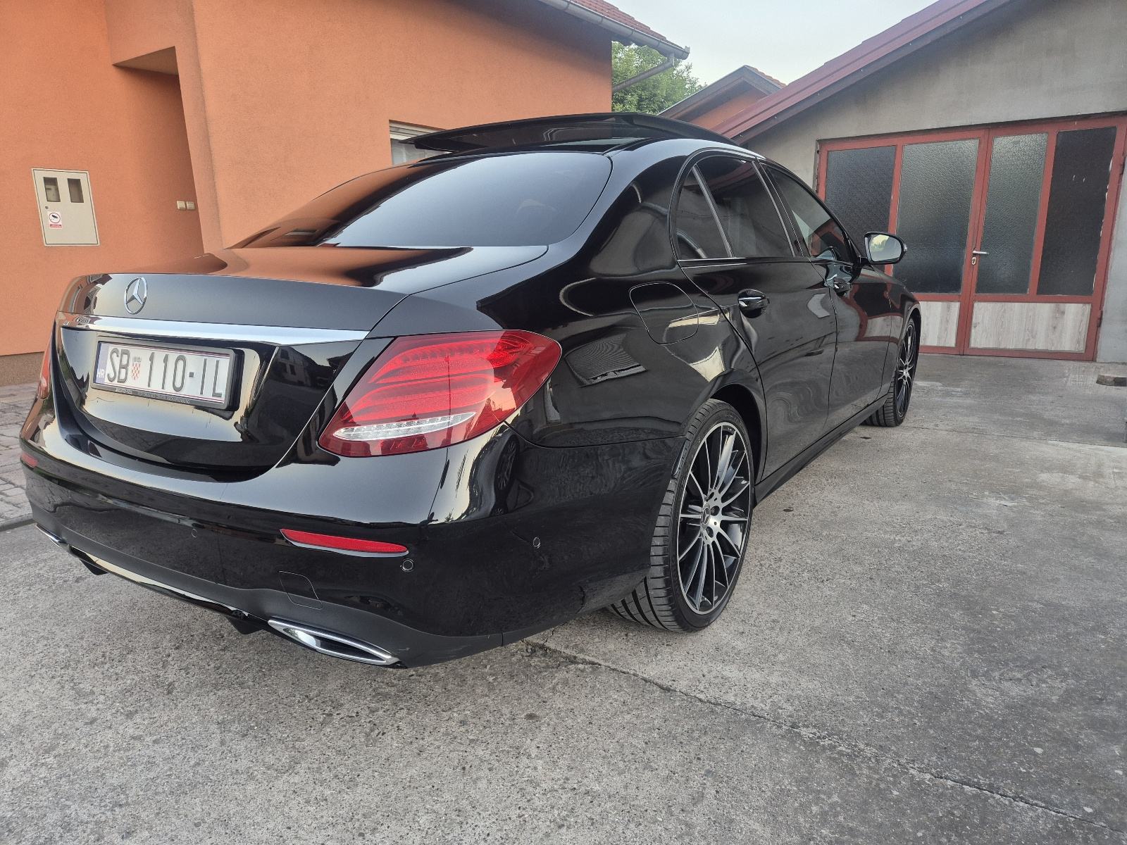 Mercedes-Benz E-klasa 220d*AMG*Night Paket*Panorama*ALU"20*U-pdv!, fotografija 8