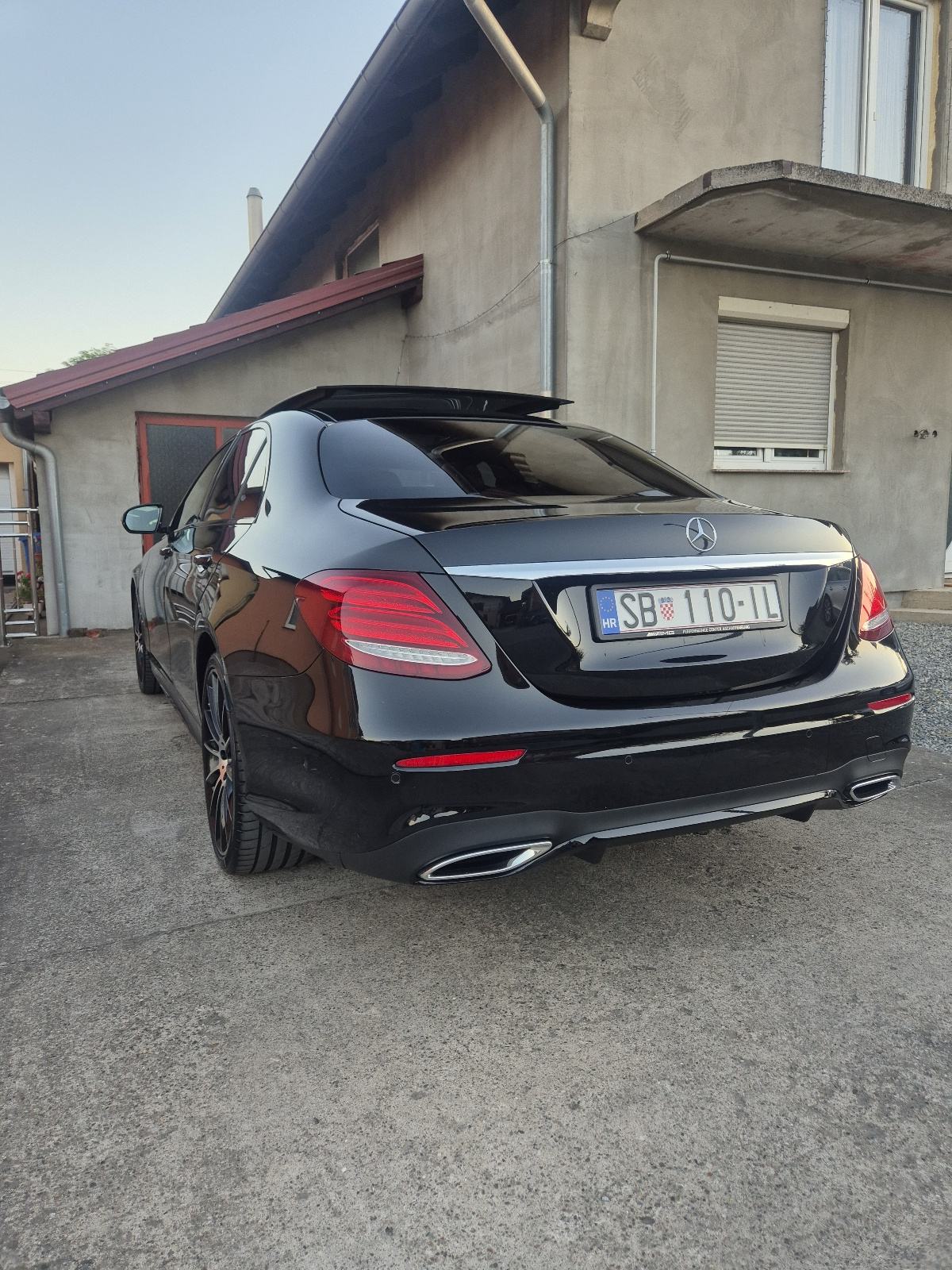 Mercedes-Benz E-klasa 220d*AMG*Night Paket*Panorama*ALU"20*U-pdv!, fotografija 11