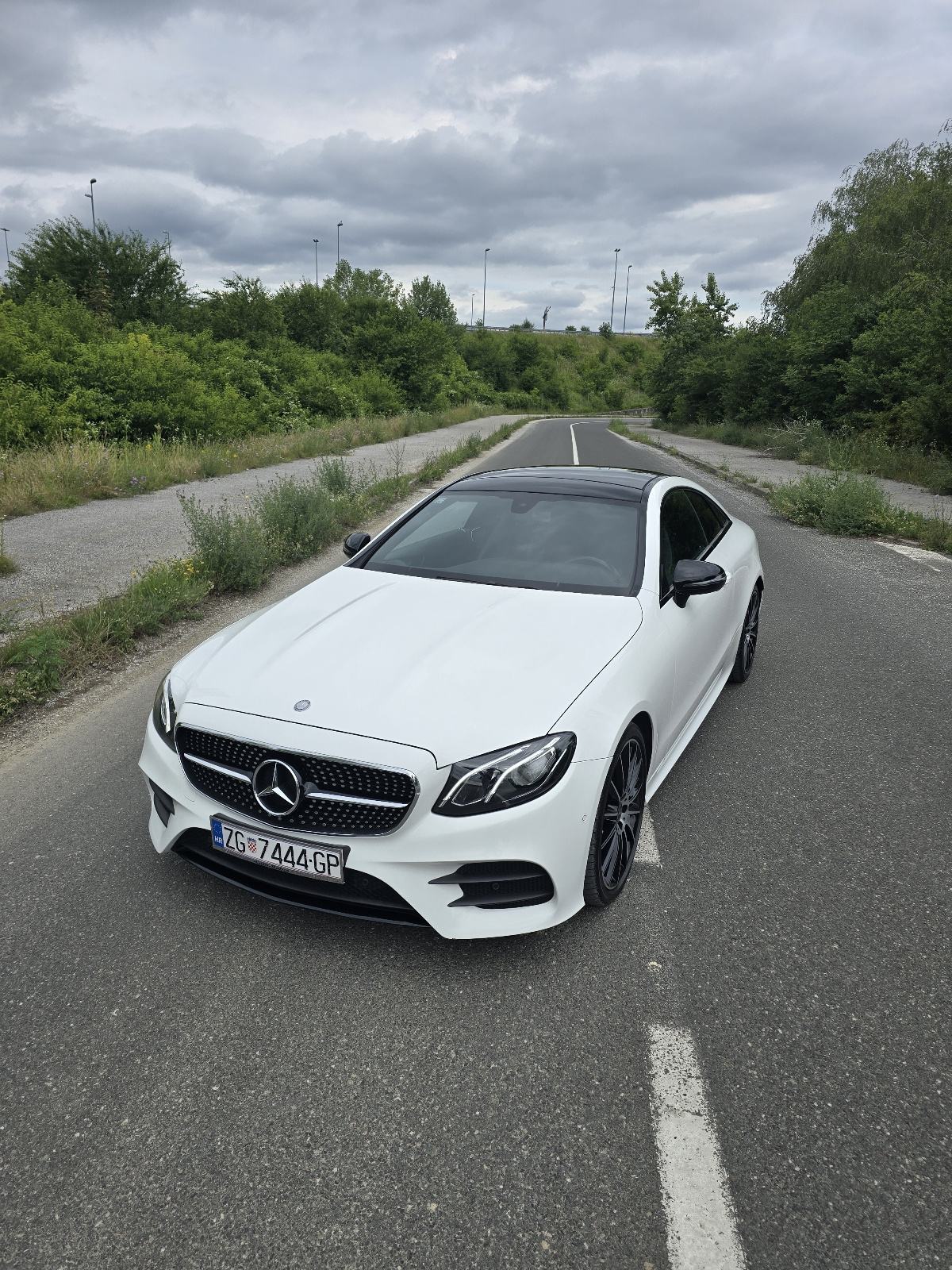 Mercedes E 220 d Coupe | Burmester | Panorama | Kamera | AMG-Line, pogled izvana - slika 1