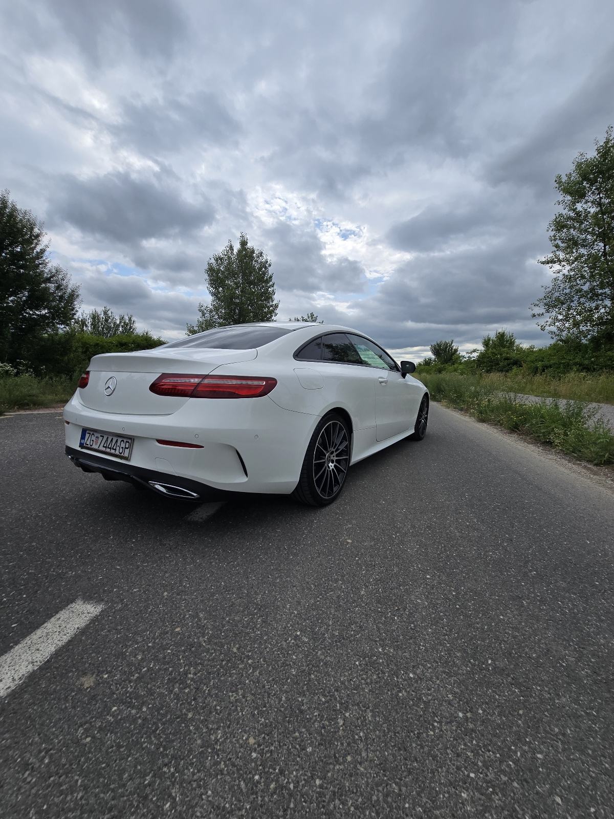 Mercedes E 220 d Coupe | Burmester | Panorama | Kamera | AMG-Line, fotografija 7