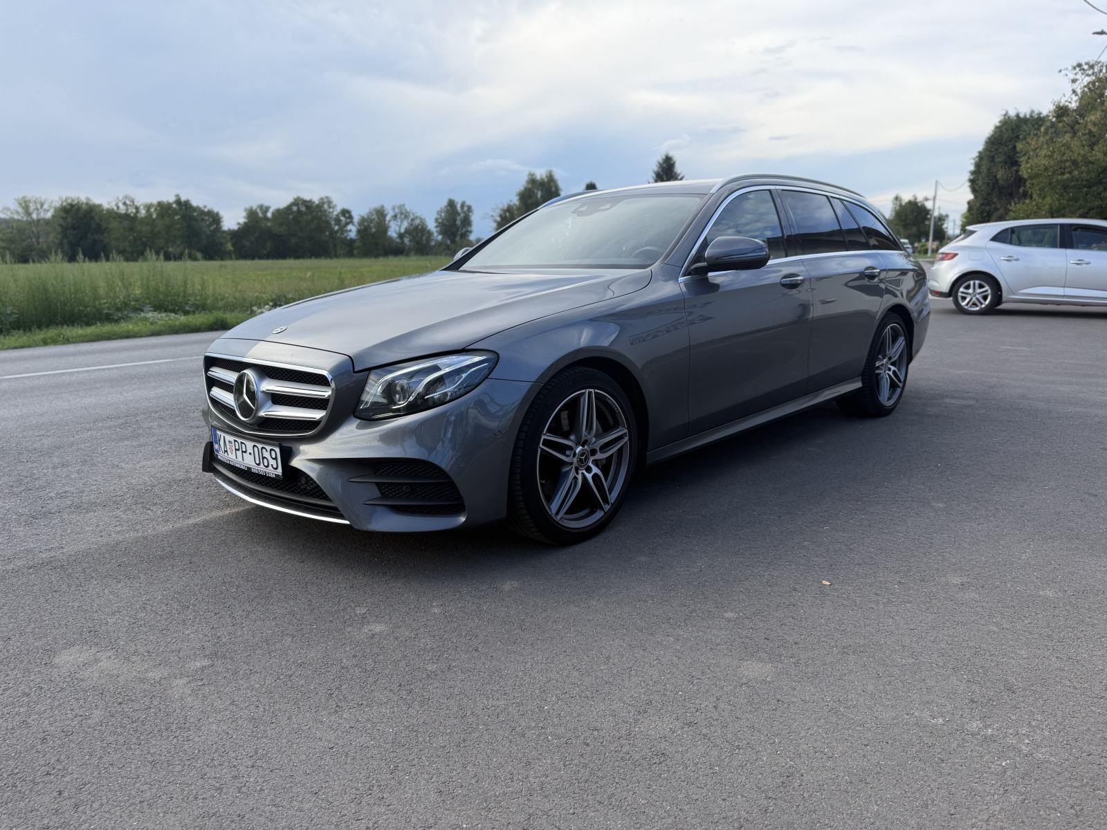 Mercedes-Benz E-klasa FULL AMG LOOK • PUN OPREME • GARANCIJA, pogled izvana - slika 3