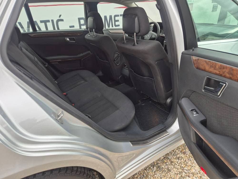 Mercedes-Benz E-klasa T-model 220 CDI,servisiran,reg.8/26,odličan, fotografija 13