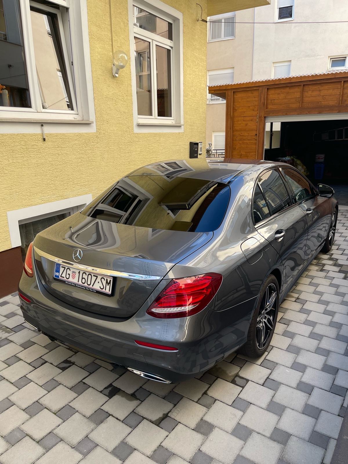 Mercedes-Benz E200d - AMG 2020god, pogled izvana - slika 5