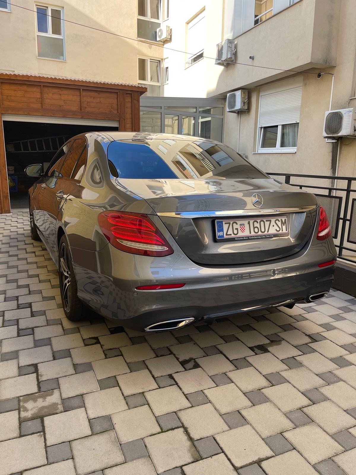 Mercedes-Benz E200d - AMG 2020god, pogled izvana - slika 4