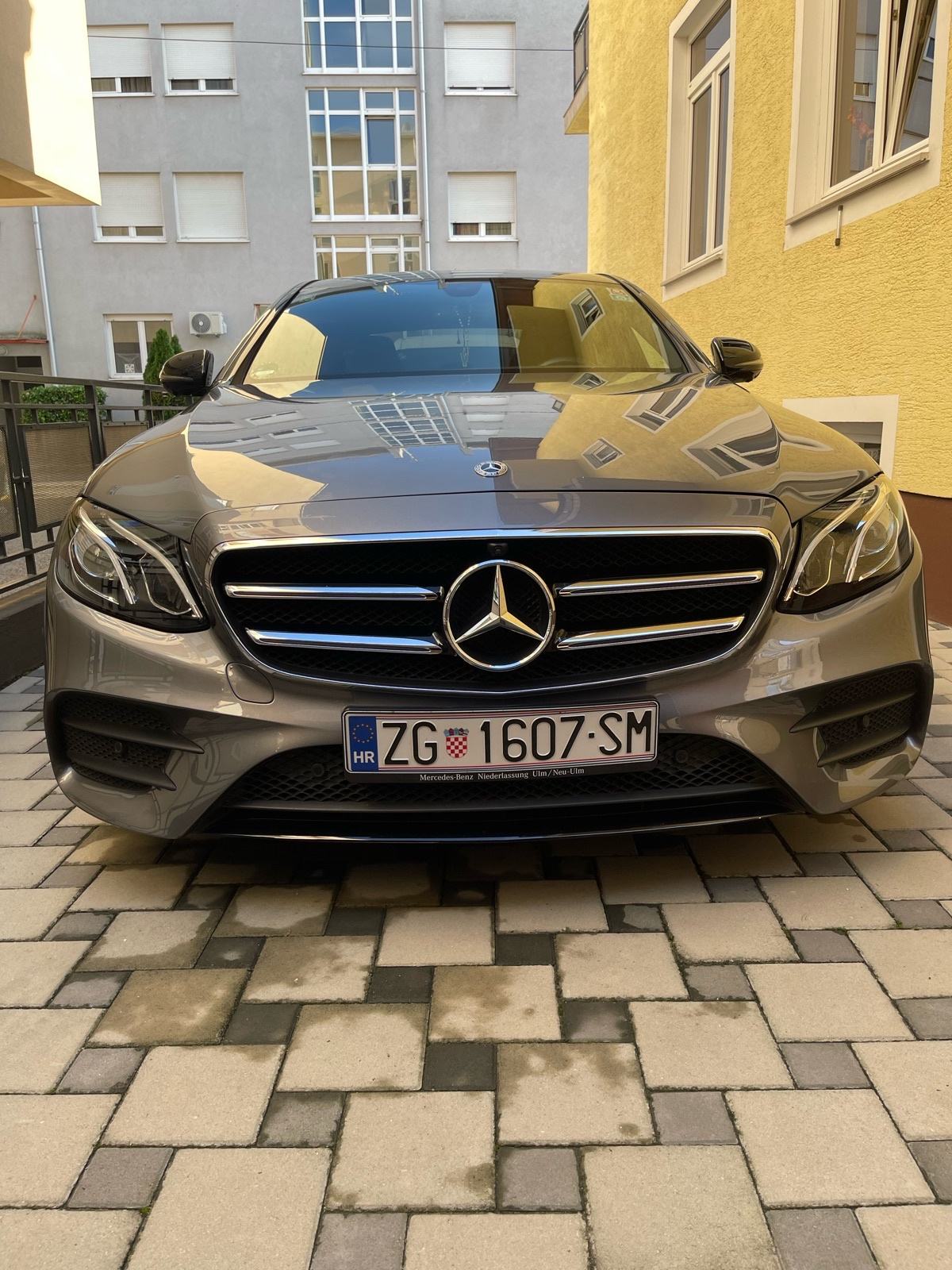 Mercedes-Benz E200d - AMG 2020god, pogled izvana - slika 2