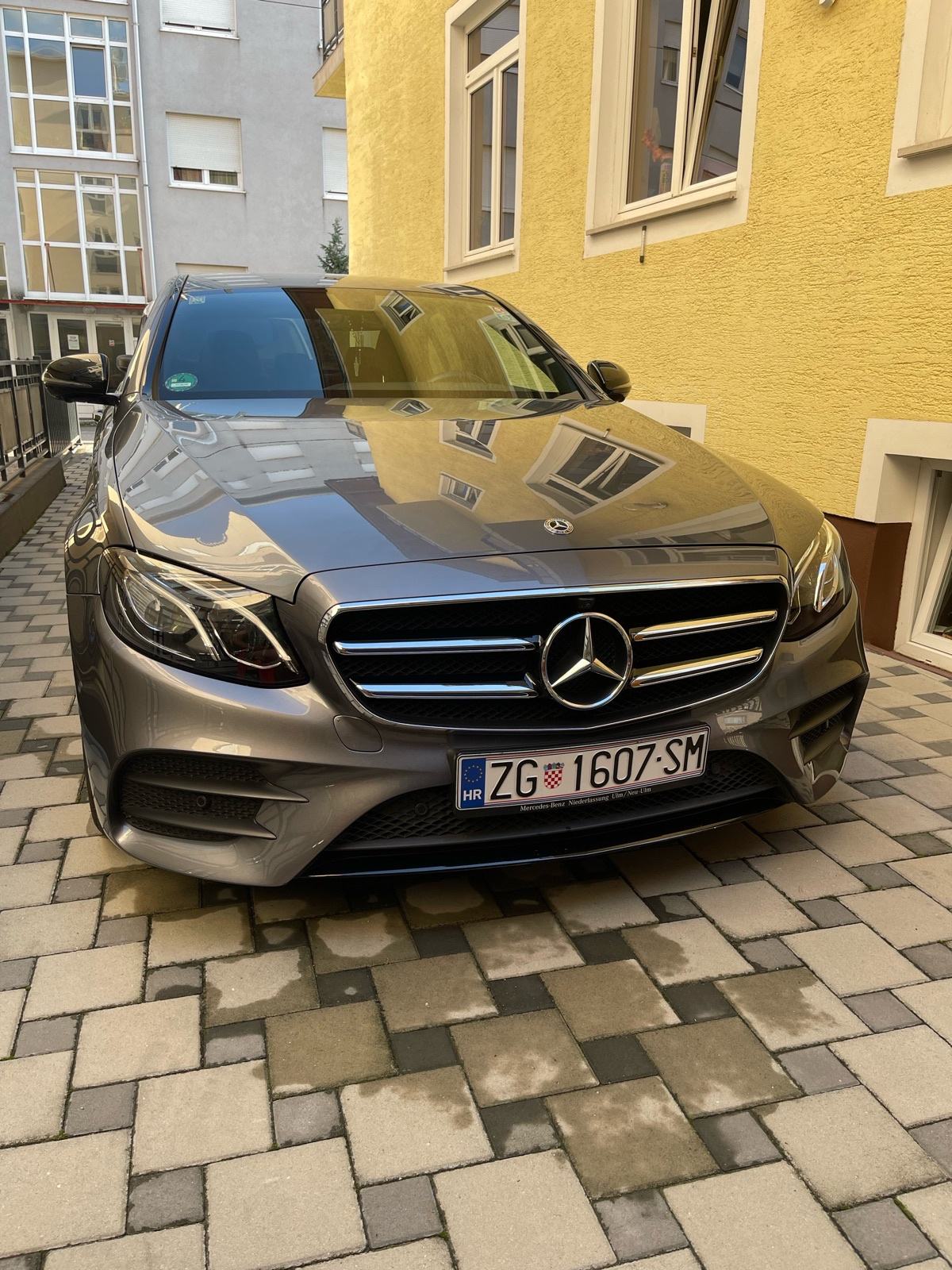 Mercedes-Benz E200d - AMG 2020god, pogled izvana - slika 1