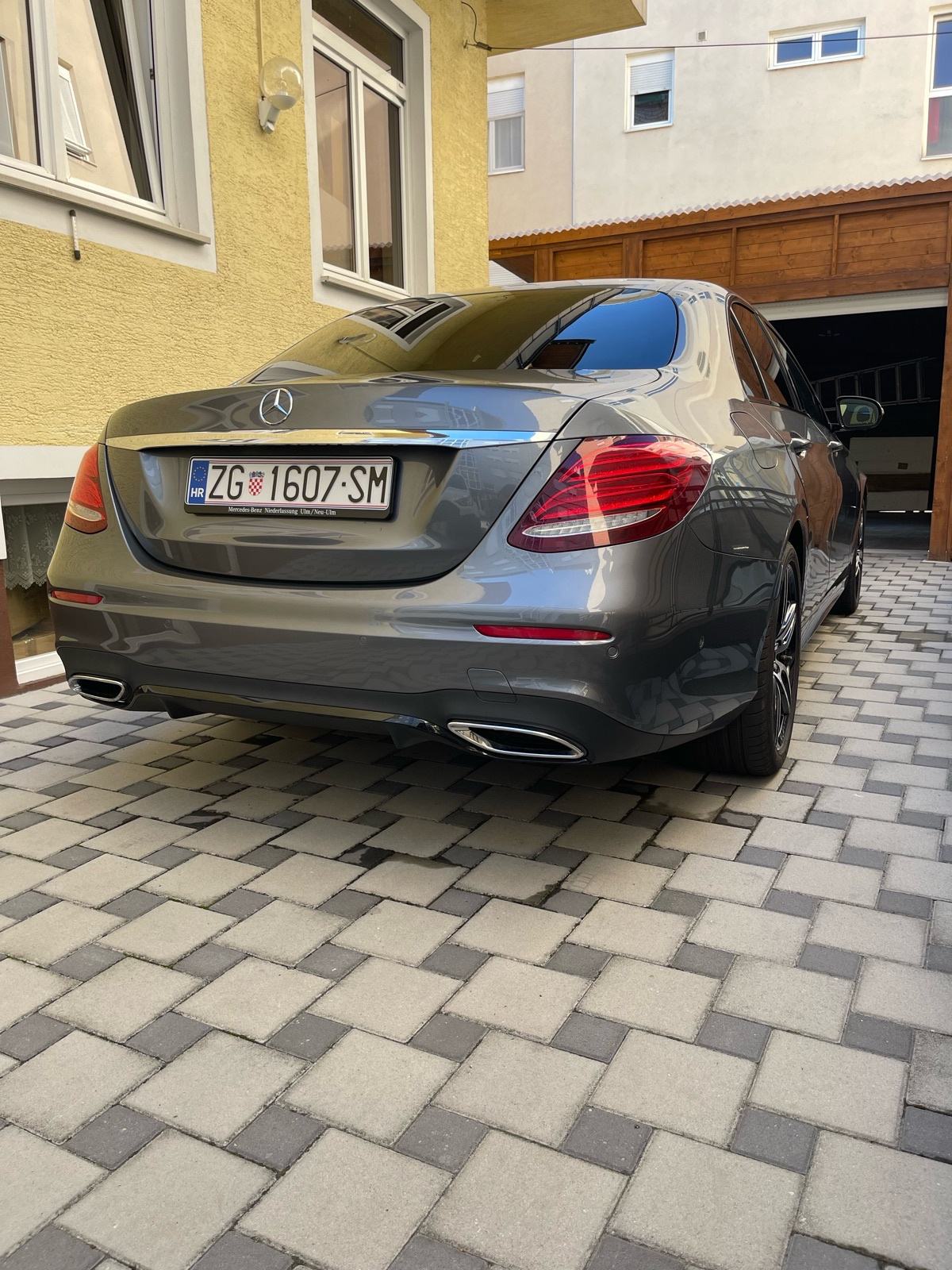 Mercedes-Benz E200d - AMG 2020god, pogled izvana - slika 3
