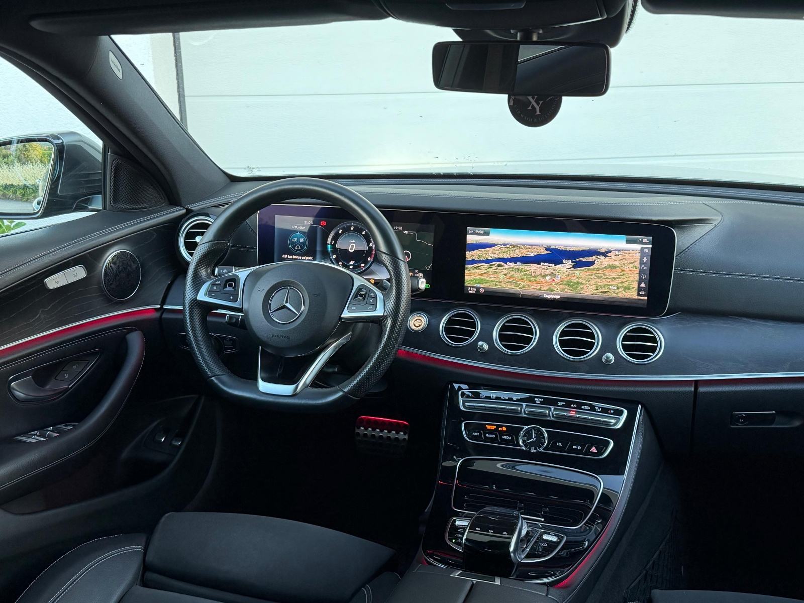 MERCEDES BENZ E220 D - 3xAMG PAKET - WIDESCREEN,KAMERA,AMBIENT LIGHT, fotografija 16