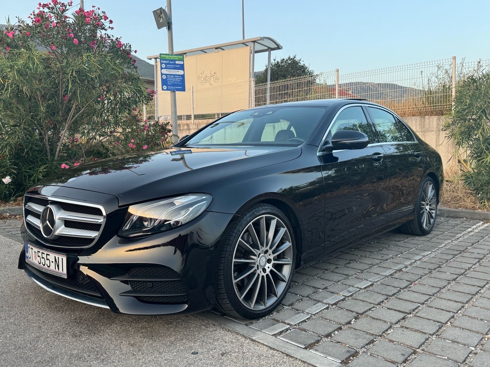Mercedes Benz E220d AMG Line, Panorama,Seat memory, 360 kamera, HeadUp, fotografija 2