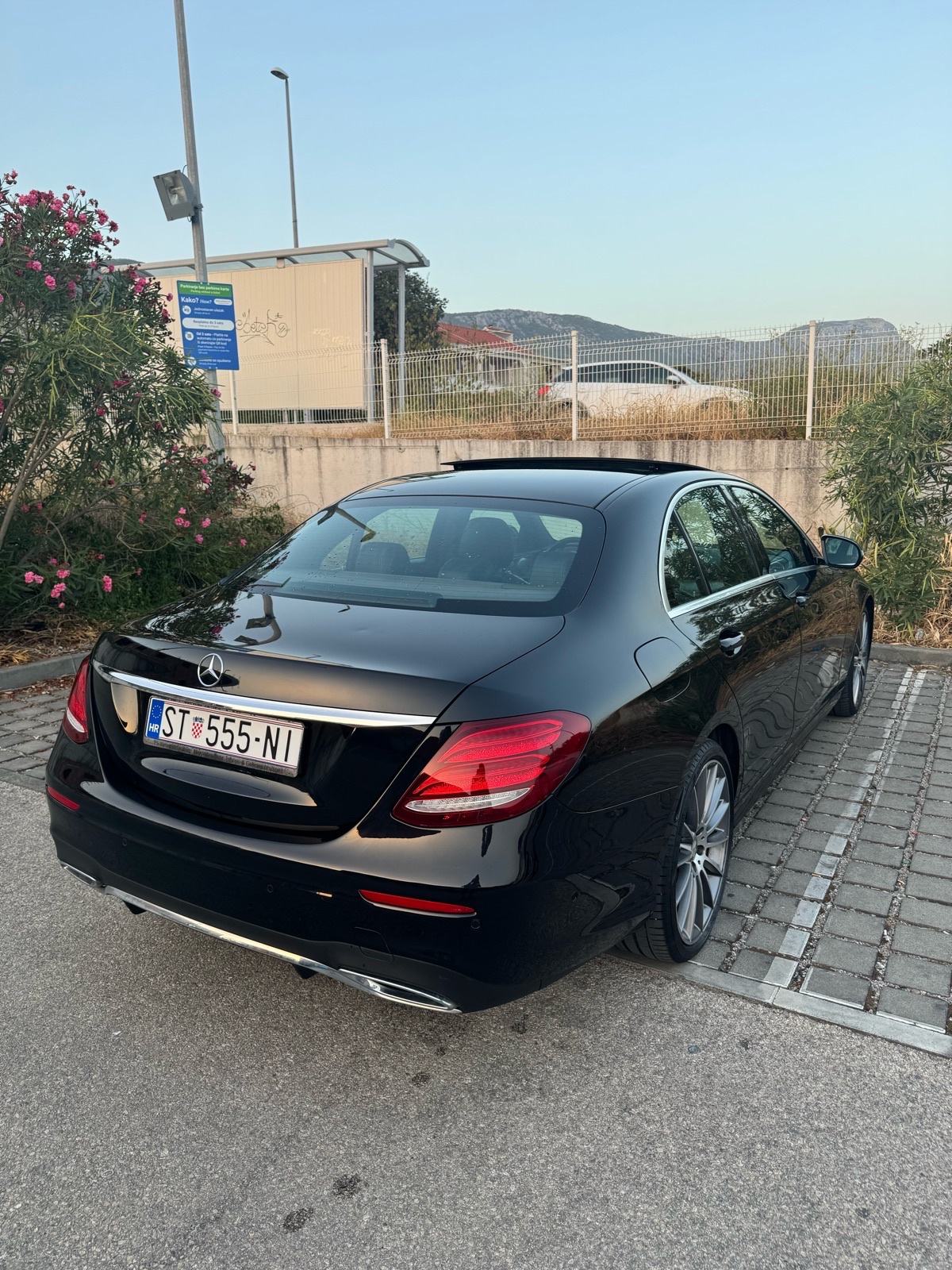Mercedes Benz E220d AMG Line, Panorama,Seat memory, 360 kamera, HeadUp, fotografija 9