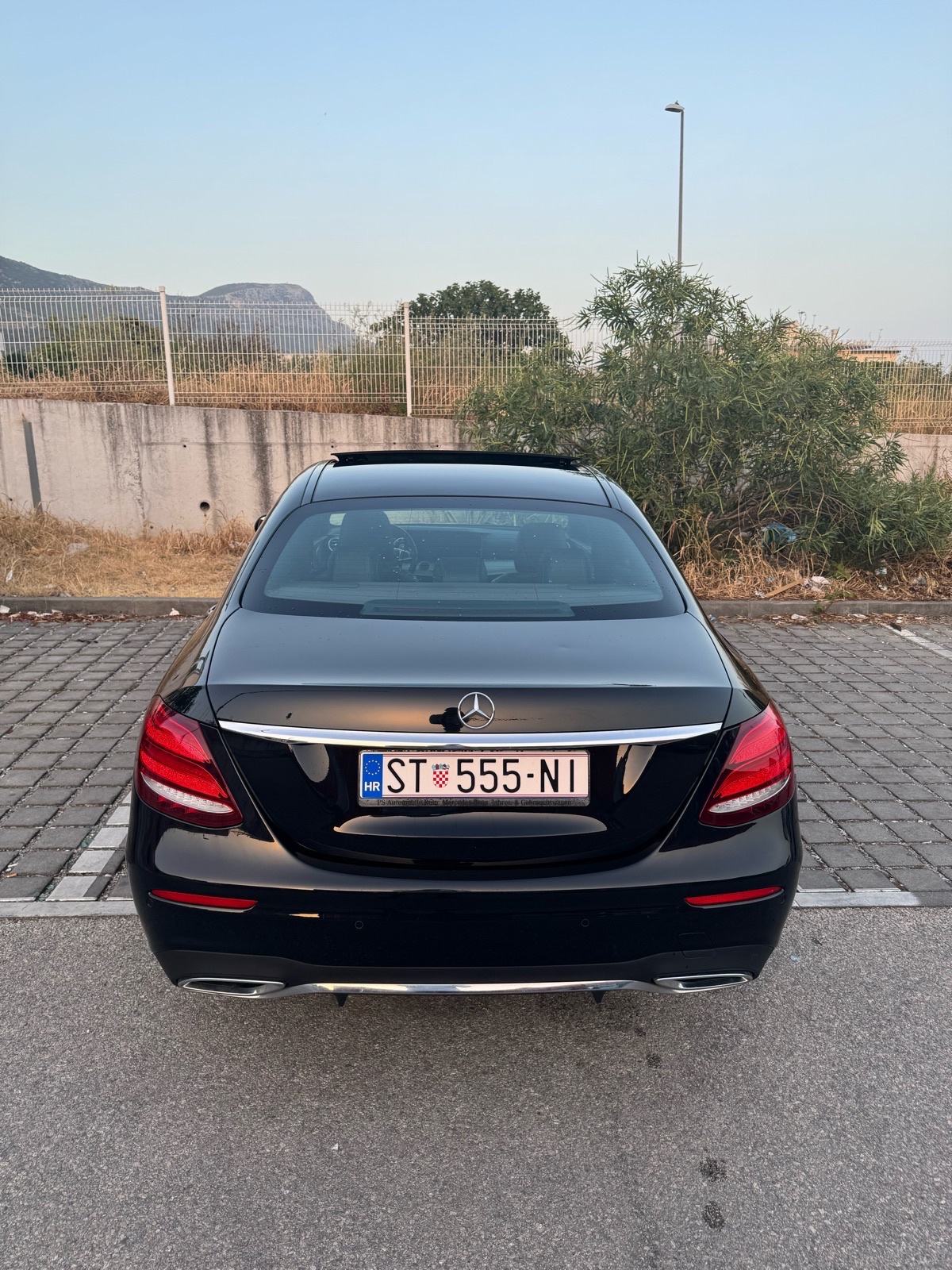 Mercedes Benz E220d AMG Line, Panorama,Seat memory, 360 kamera, HeadUp, fotografija 11