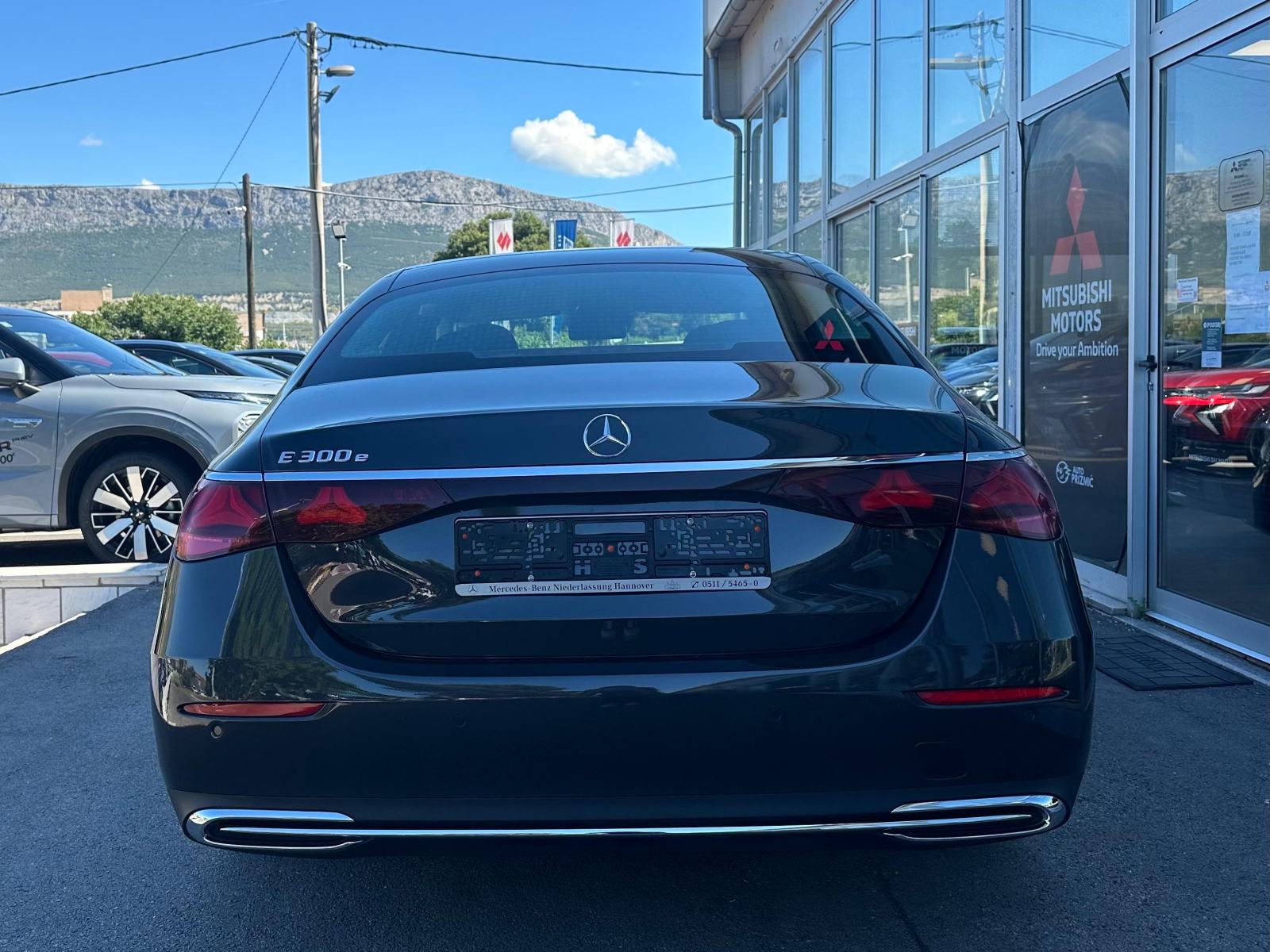 Mercedes-Benz E300 e Plug-in Hybrid 2024. godište (12/2024.), fotografija 7