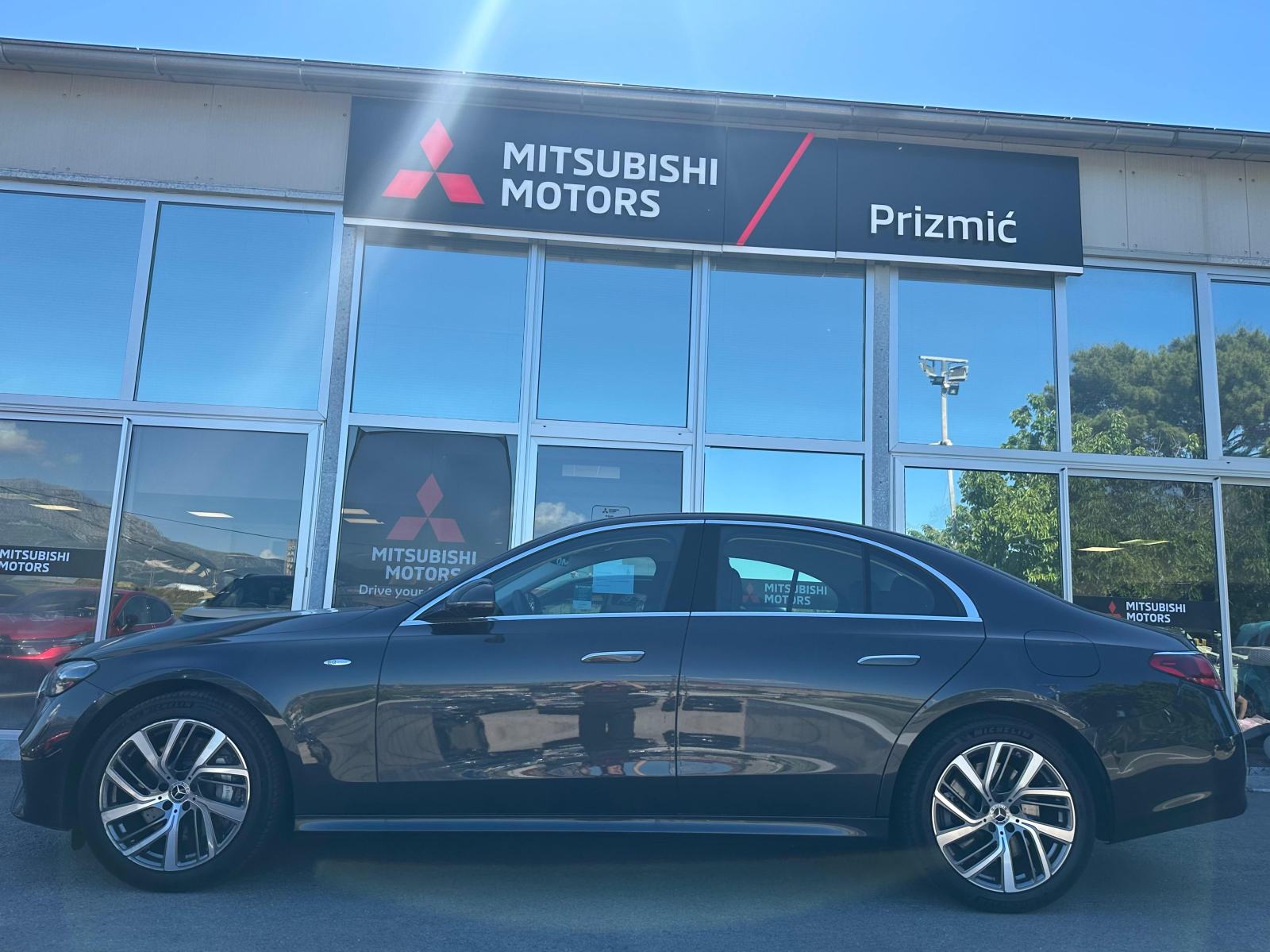 Mercedes-Benz E300 e Plug-in Hybrid 2024. godište (12/2024.), pogled izvana - slika 3