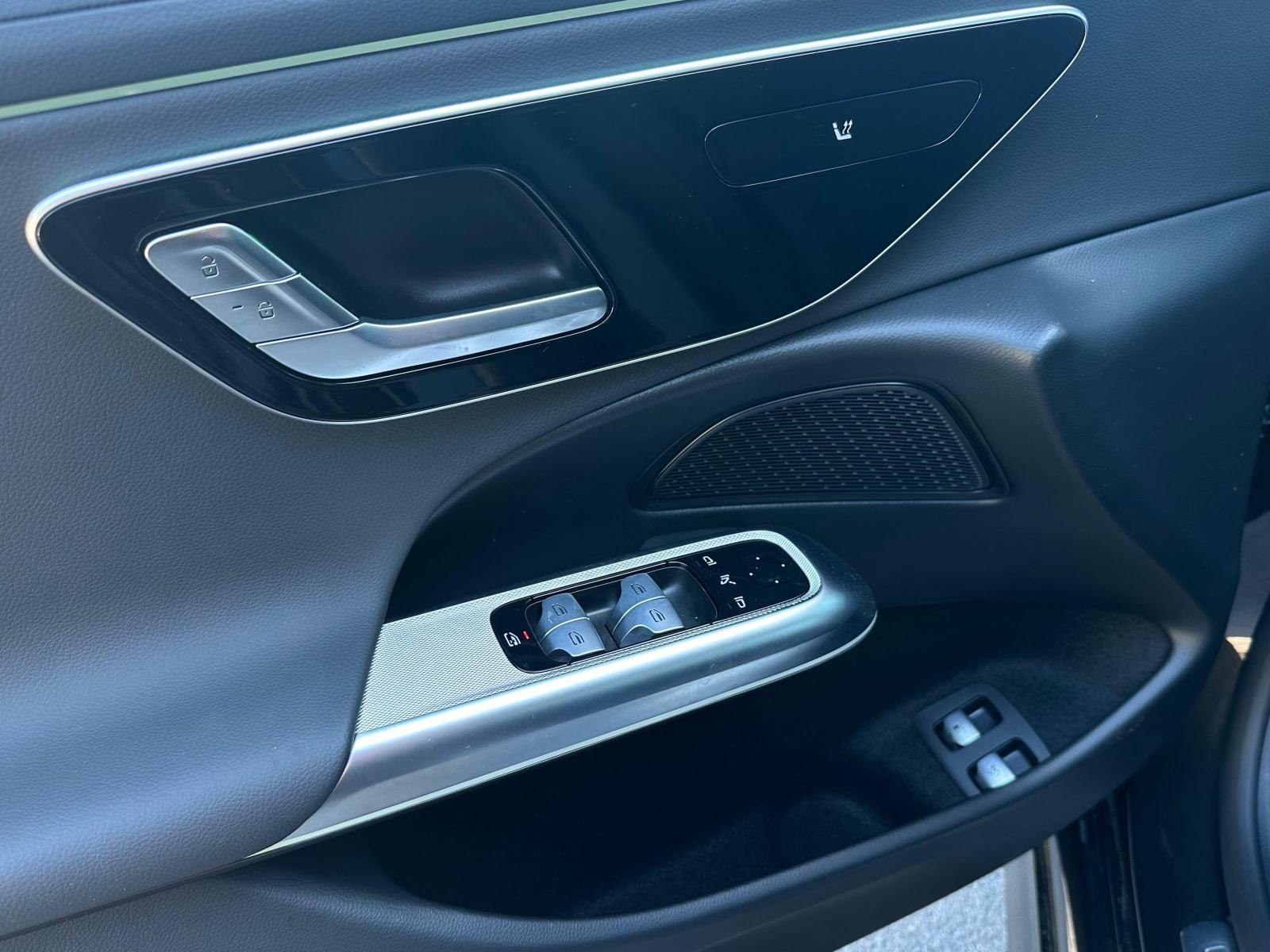Mercedes-Benz E300 e Plug-in Hybrid 2024. godište (12/2024.), fotografija 19