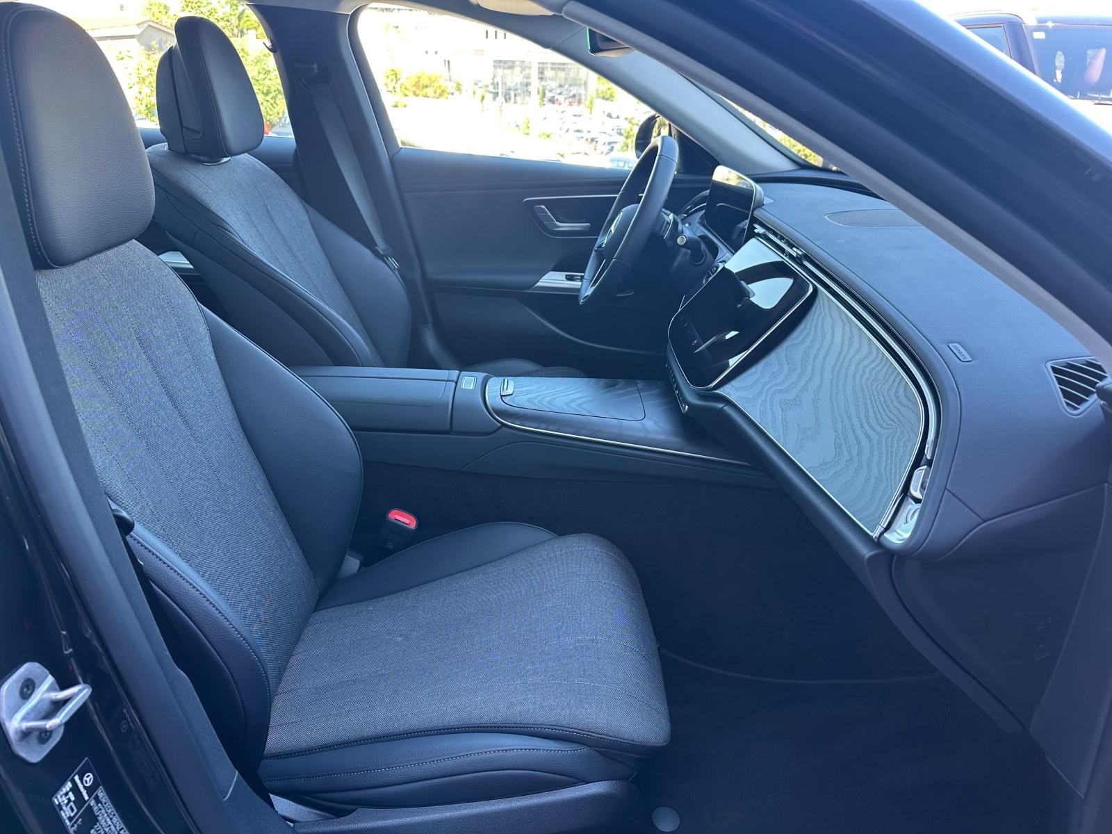 Mercedes-Benz E300 e Plug-in Hybrid 2024. godište (12/2024.), fotografija 16