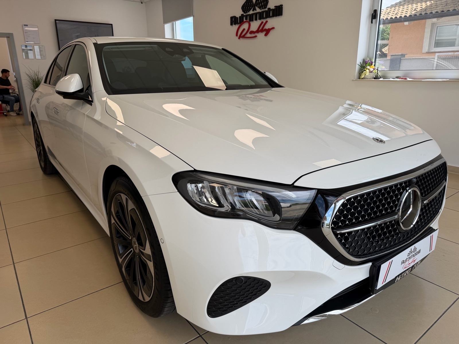 Mercedes-Benz E300e ⭐️SAMO 19000 km⭐️, pogled izvana - slika 1