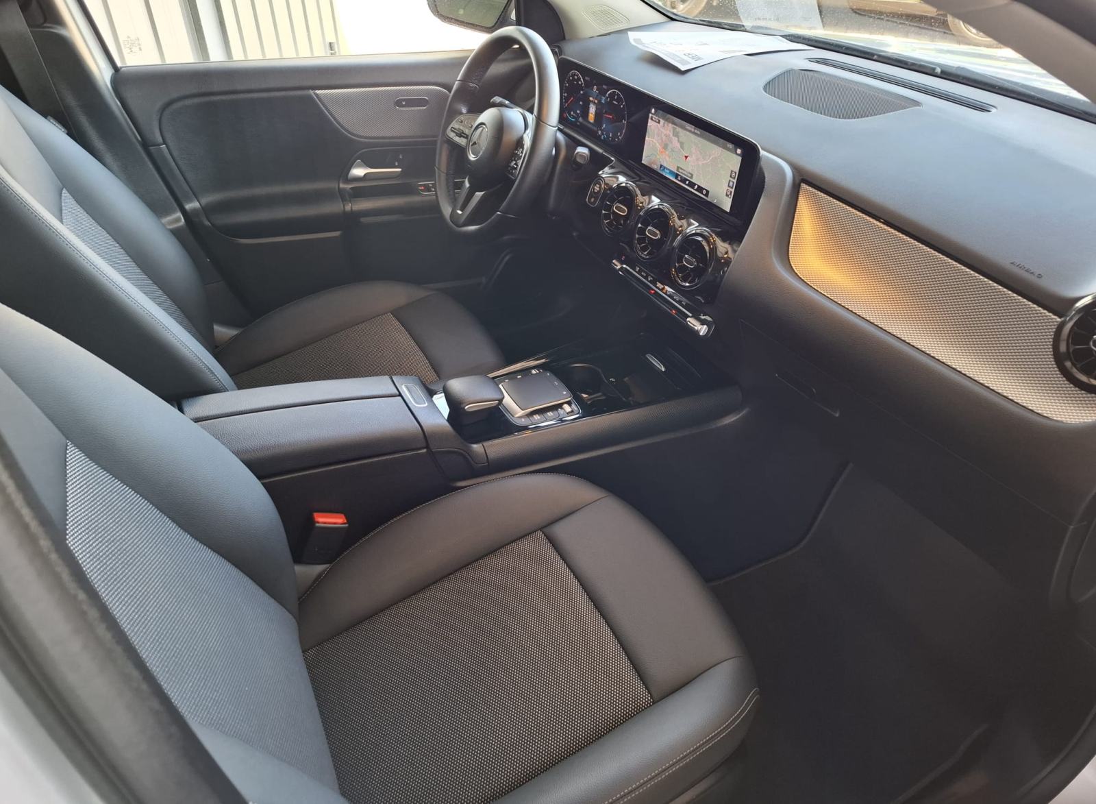 Mercedes-Benz GLA 180 d AUTOMATIK LUXURY NAVI 2xPDC FULL LED GARANCIJA, fotografija 7