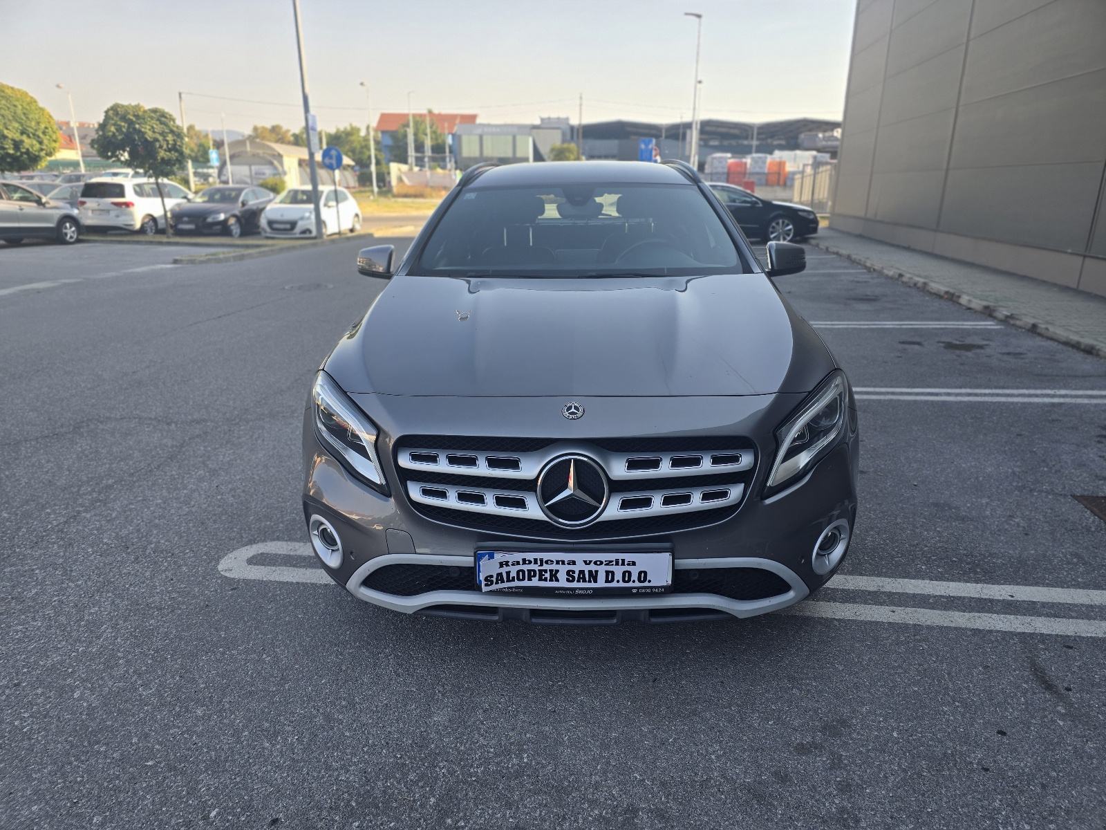 Mercedes-Benz GLA 200 automatik, fotografija 2