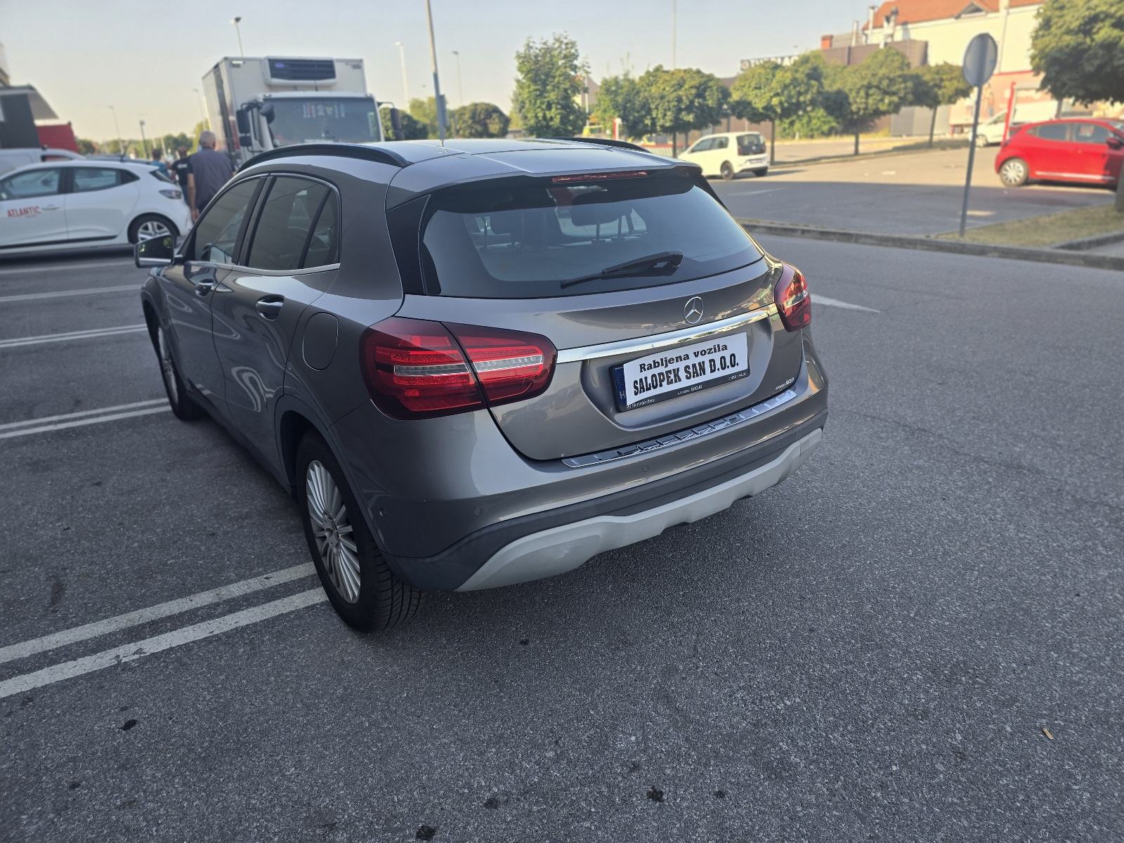 Mercedes-Benz GLA 200 automatik, fotografija 5