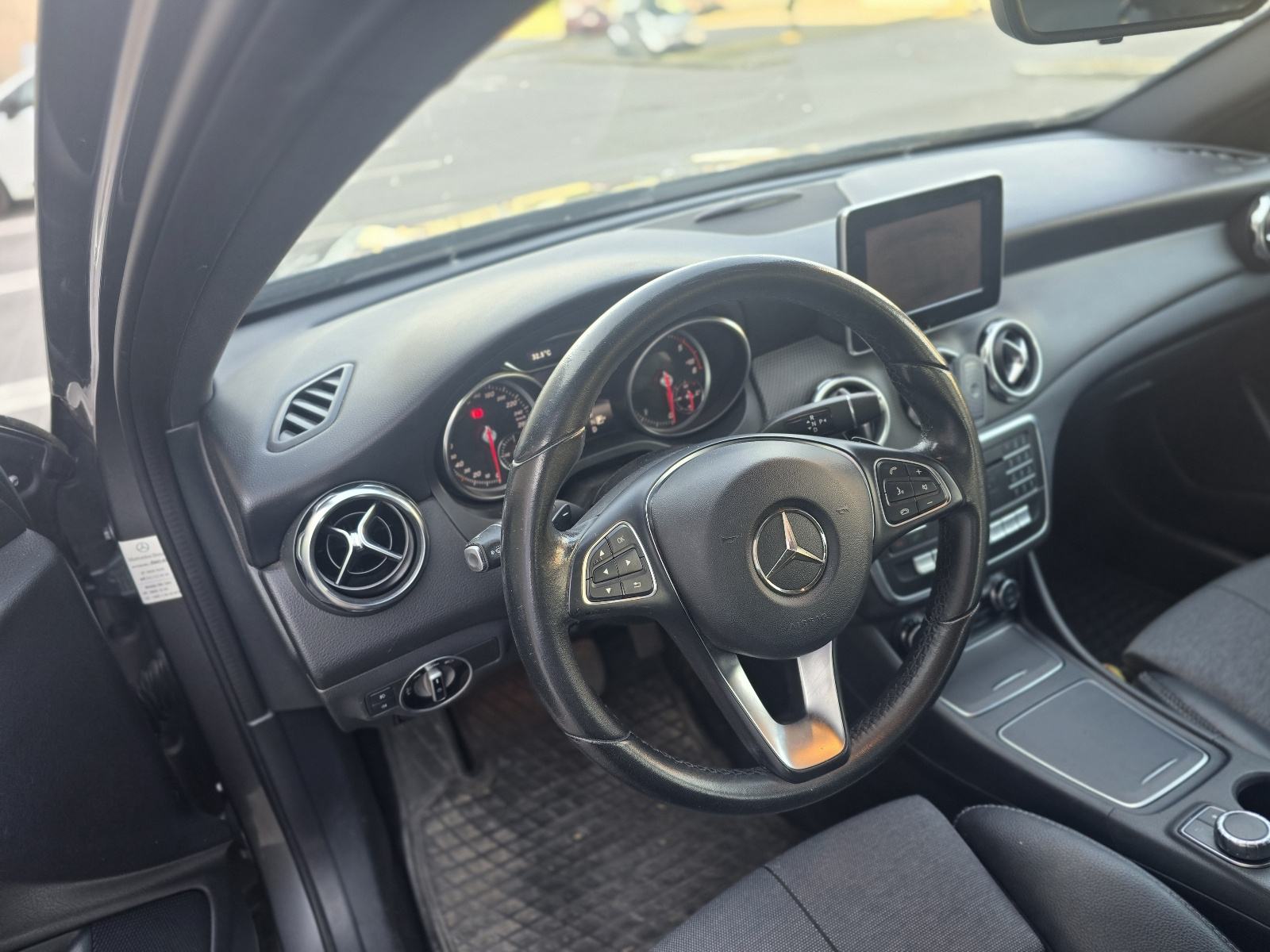 Mercedes-Benz GLA 200 automatik, fotografija 8