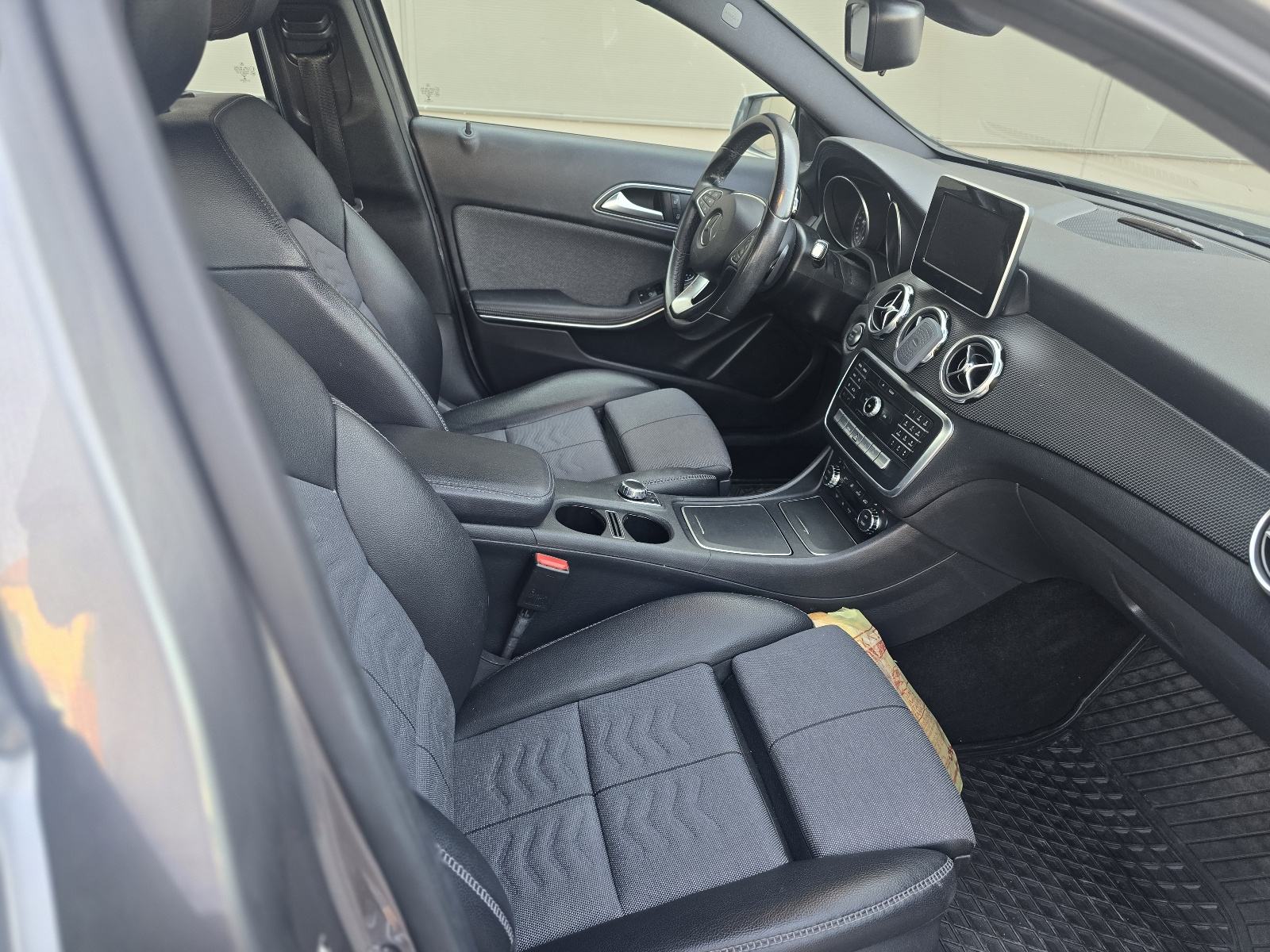 Mercedes-Benz GLA 200 automatik, fotografija 3